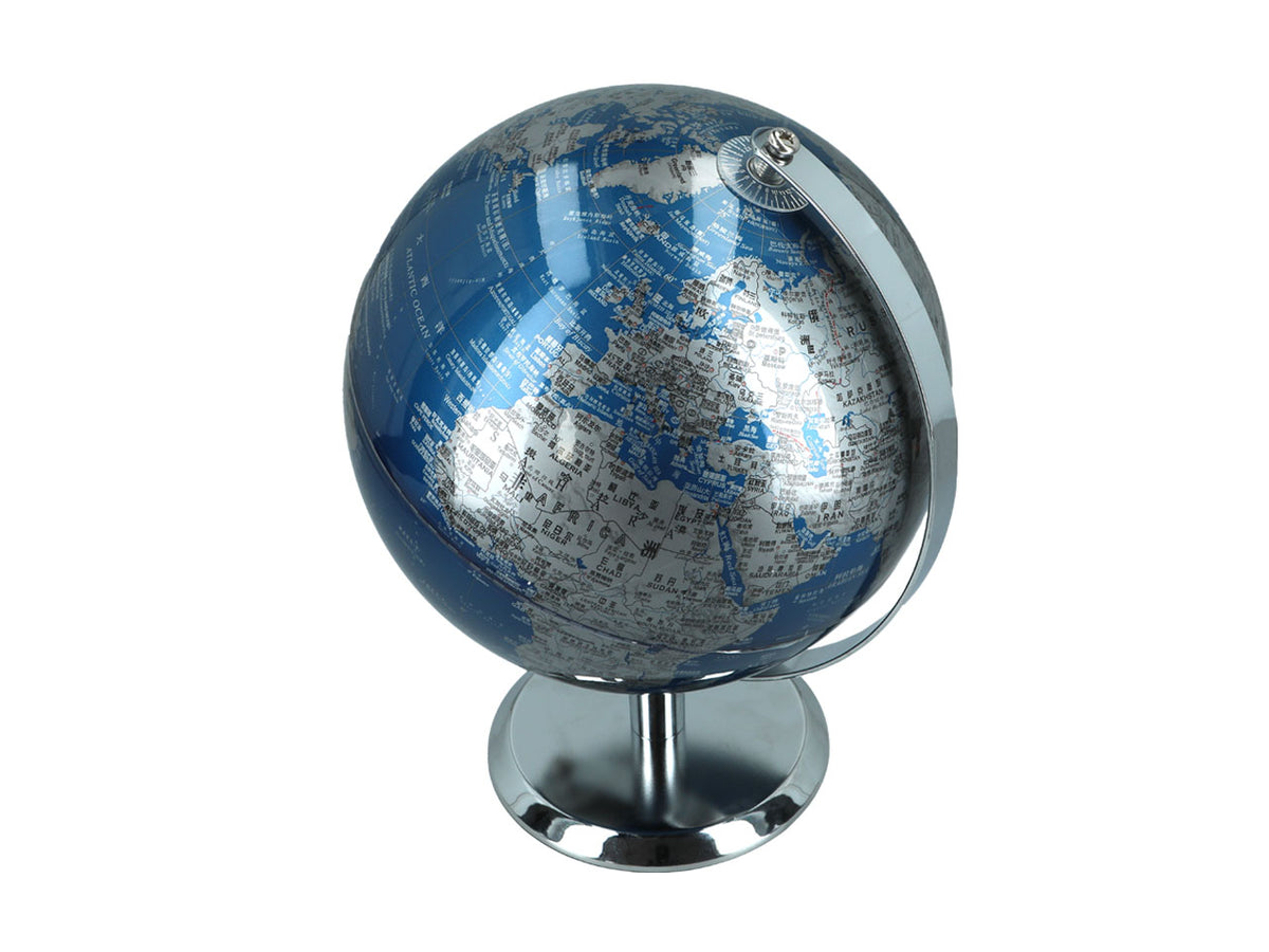 Petit globe décoratif bleu et argenté personnalisable par gravure, idéal comme cadeau, hauteur 20 cm, élégante décoration de salon avec des noms géographiques en anglais et en chinois.