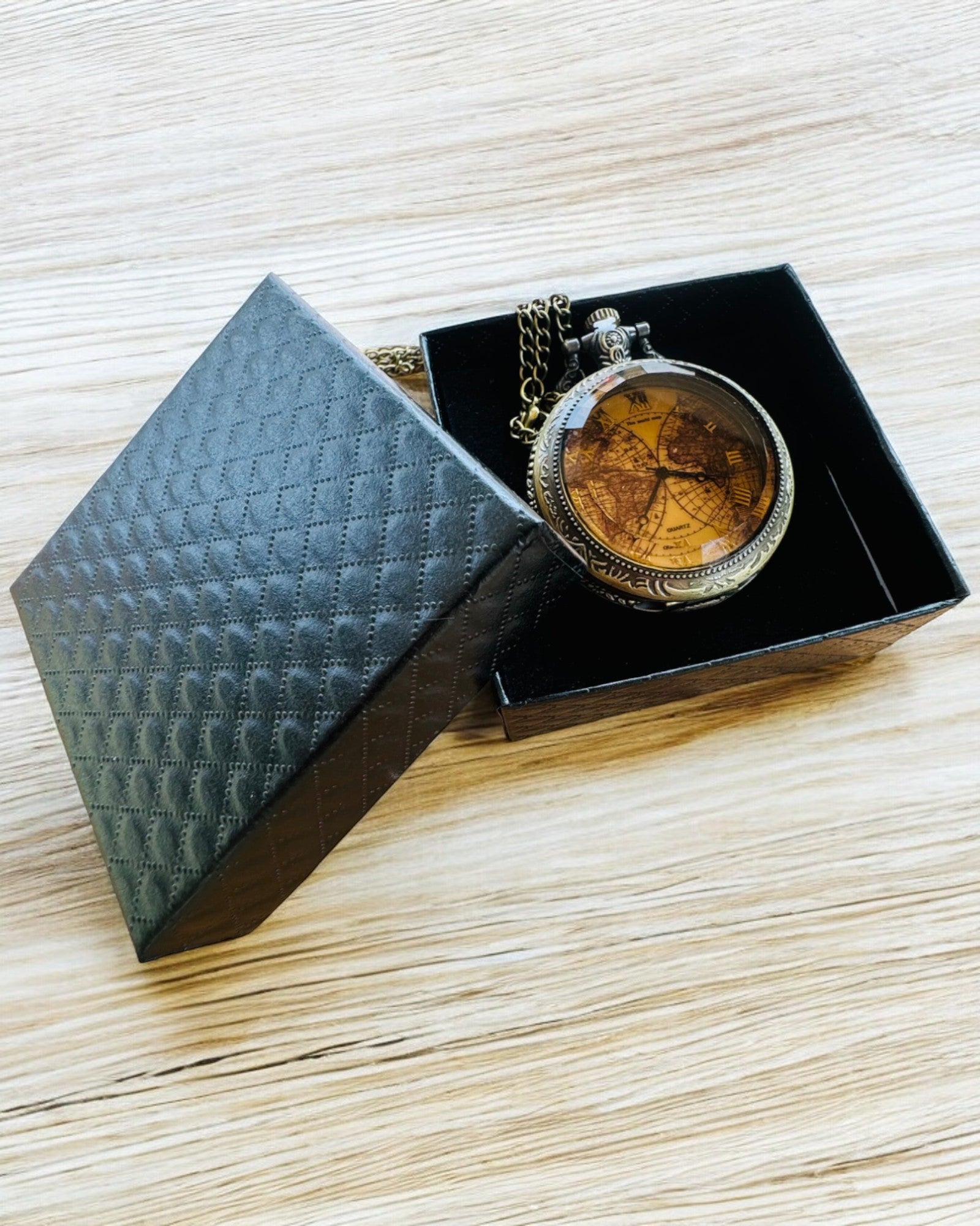 Klassische Quarztaschenuhr mit Weltkarte – Vintage-Stil Anhänger mit Kette für Sie und Ihn, Gravur