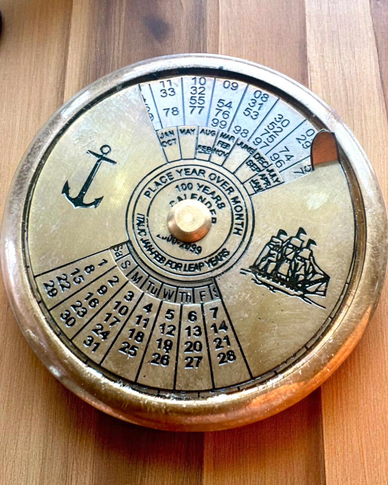 Mini-Kapitänskalender „Navigator“ – Messingdekoration mit dem Geist der Seefahrt, Gravuroption als Geschenk, 5 cm Durchmesser