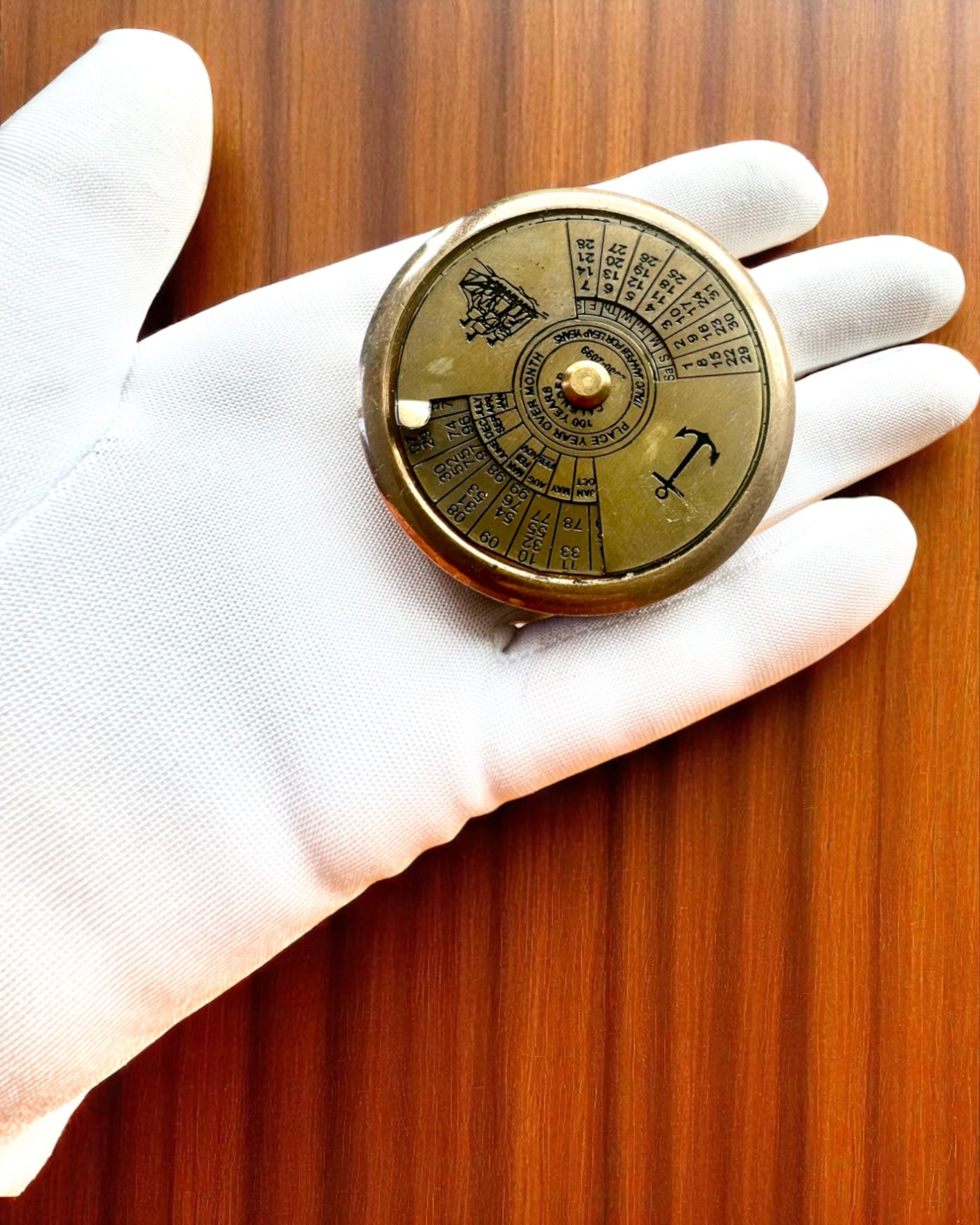 Mini-Kapitänskalender „Navigator“ – Messingdekoration mit dem Geist der Seefahrt, Gravuroption als Geschenk, 5 cm Durchmesser