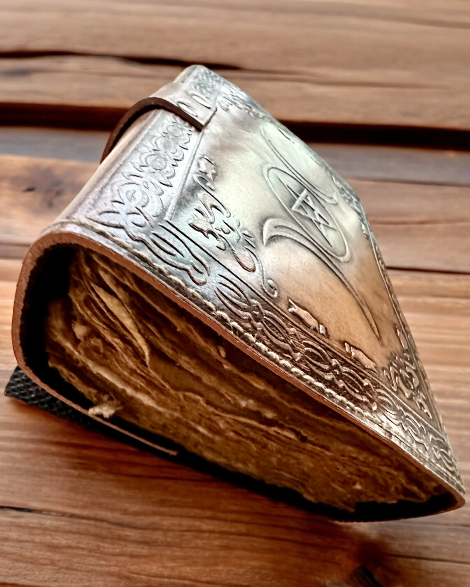 Diario Premium, Motivo Antico, Taccuino in Pelle "Cronaca Magica" 200 pagine, 2 varianti a scelta, personalizzazione con incisione