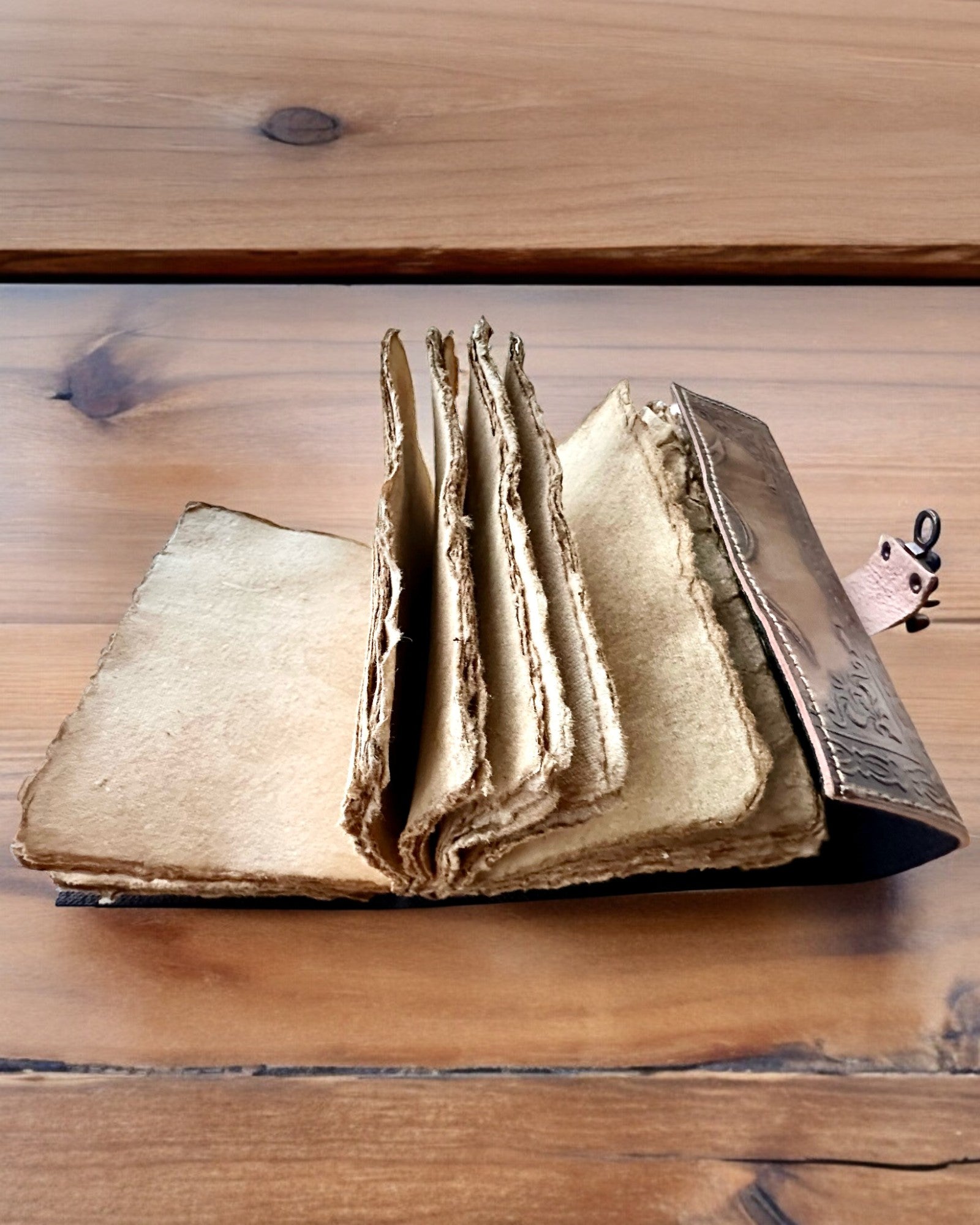 Diario Premium, Motivo Antico, Taccuino in Pelle "Cronaca Magica" 200 pagine, 2 varianti a scelta, personalizzazione con incisione