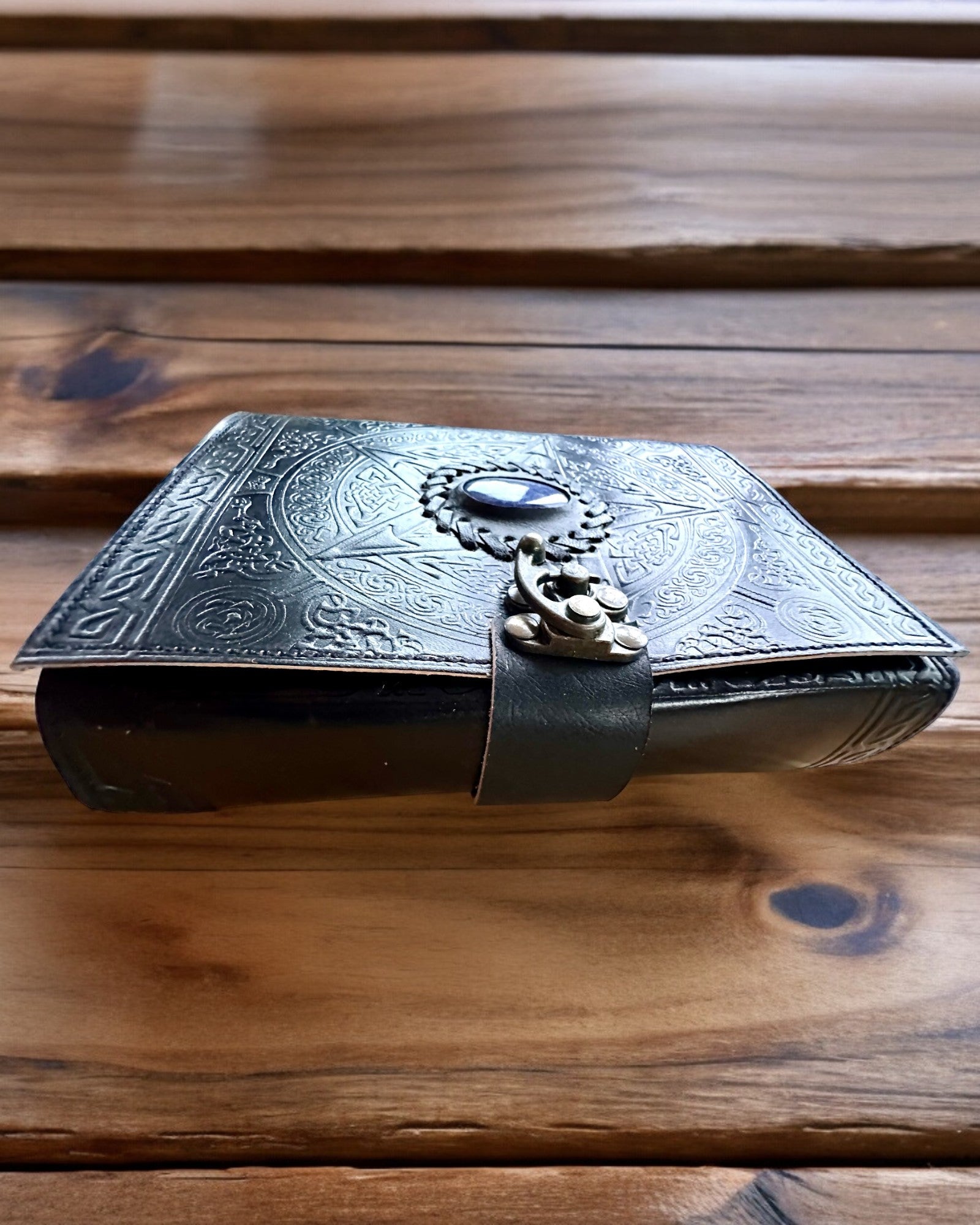 Diario Premium, Motivo Antico, Taccuino in Pelle "Cronaca Magica" 200 pagine, 2 varianti a scelta, personalizzazione con incisione