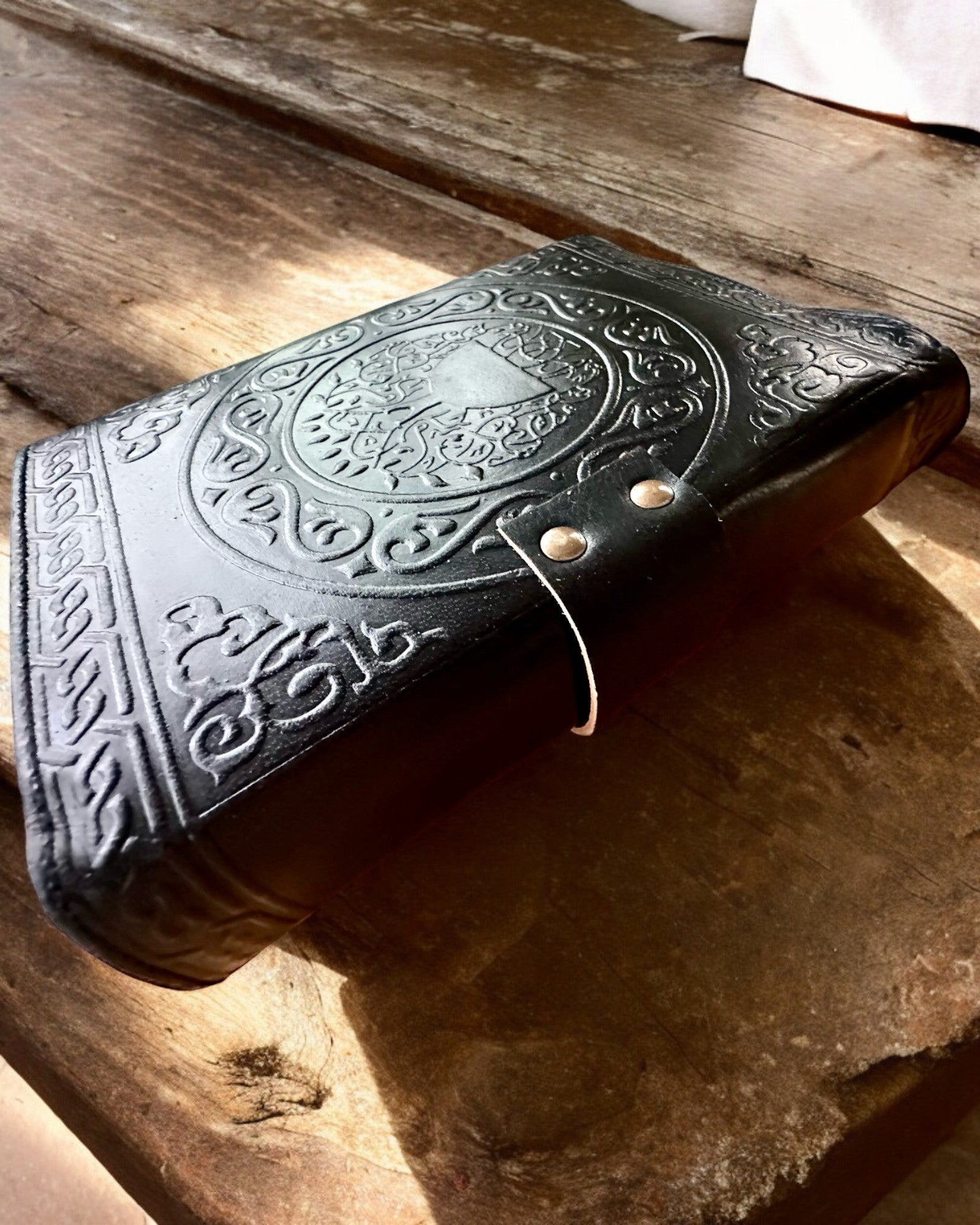 Diario Premium, Motivo Antico, Taccuino in Pelle "Cronaca Magica" 200 pagine, 2 varianti a scelta, personalizzazione con incisione