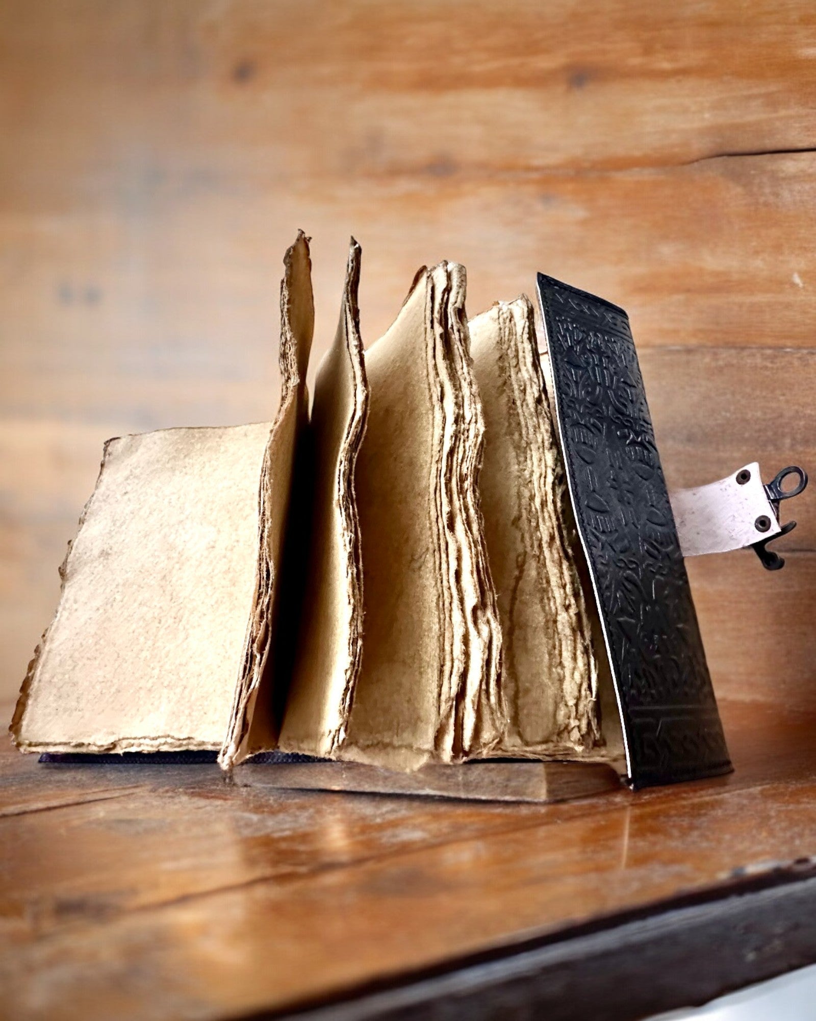 Diario Premium, Motivo Antico, Taccuino in Pelle "Cronaca Magica" 200 pagine, 2 varianti a scelta, personalizzazione con incisione