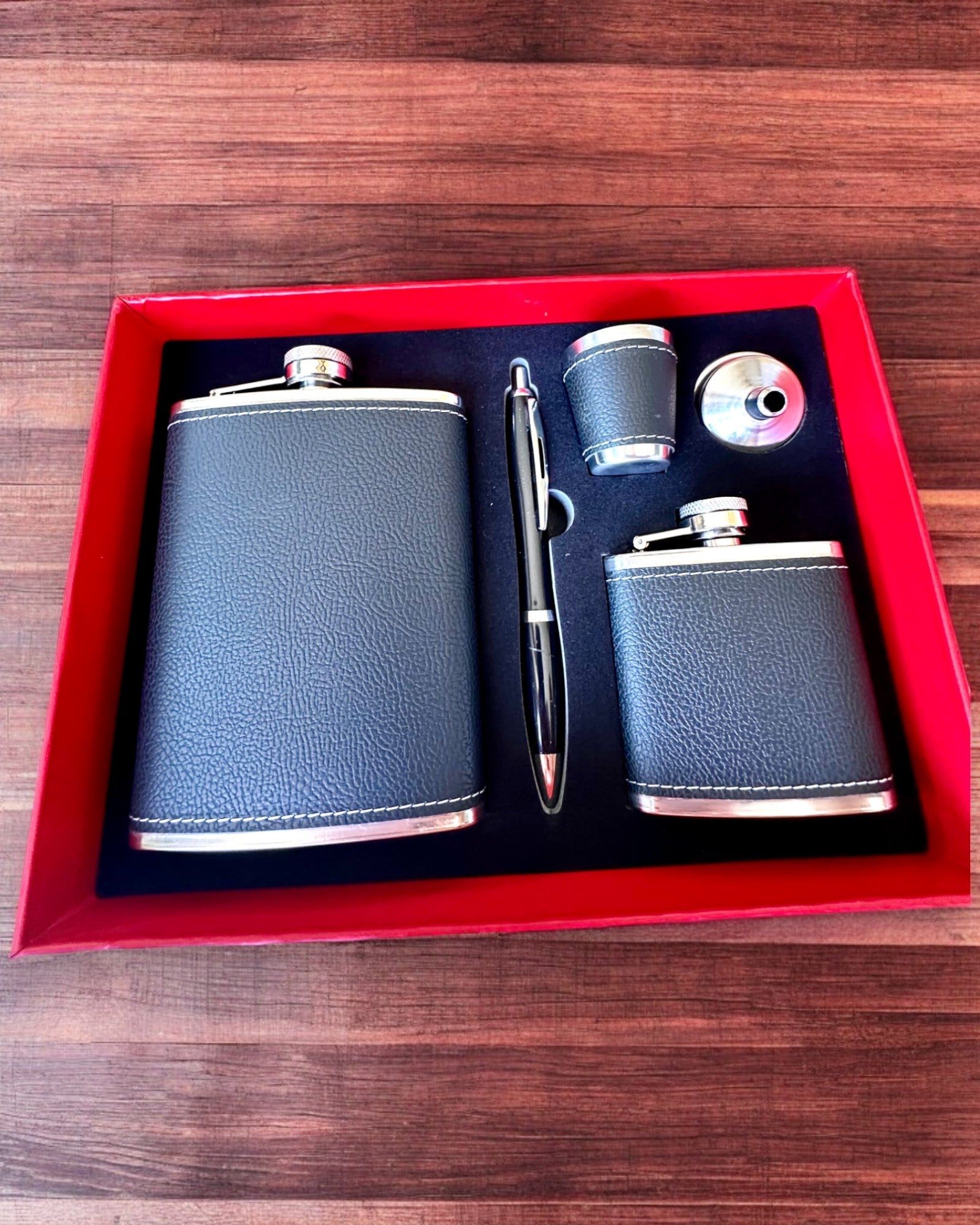 "Stylish Gentleman" Flask Set - customizable with engraving for a gift