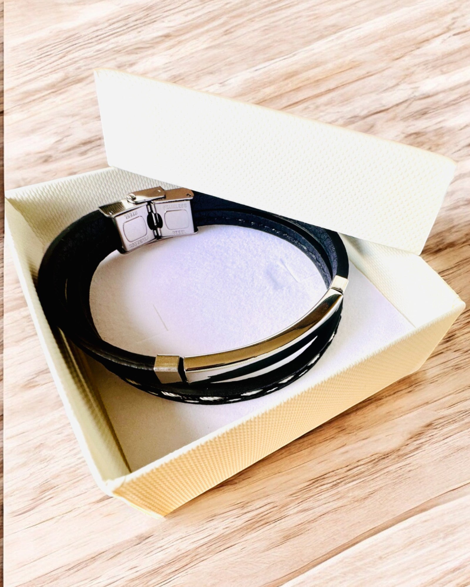 Braccialetto Sportivo in Pelle PU e Acciaio Inossidabile con Possibilità di Incisione – 3 Colori