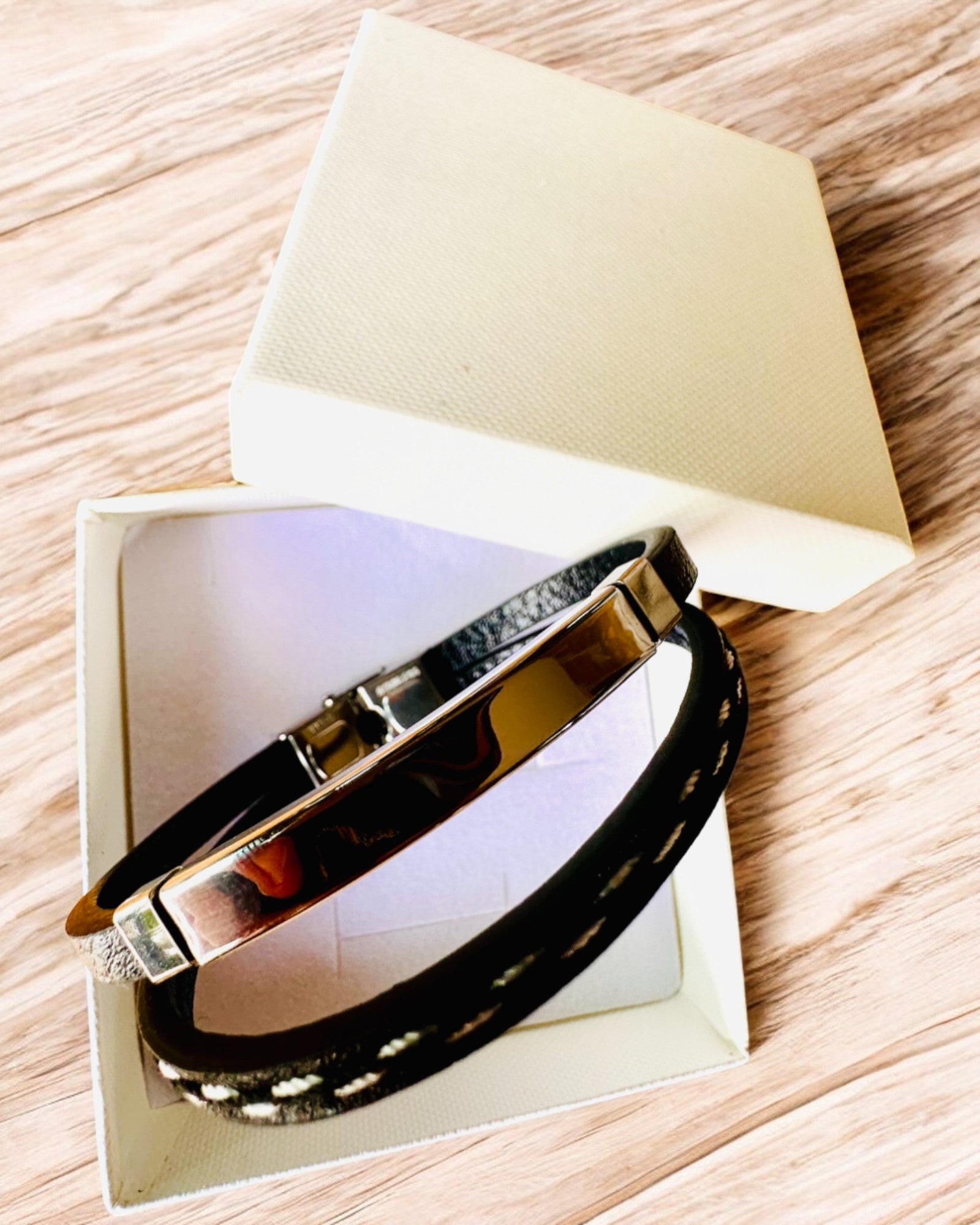 Braccialetto Sportivo in Pelle PU e Acciaio Inossidabile con Possibilità di Incisione – 3 Colori