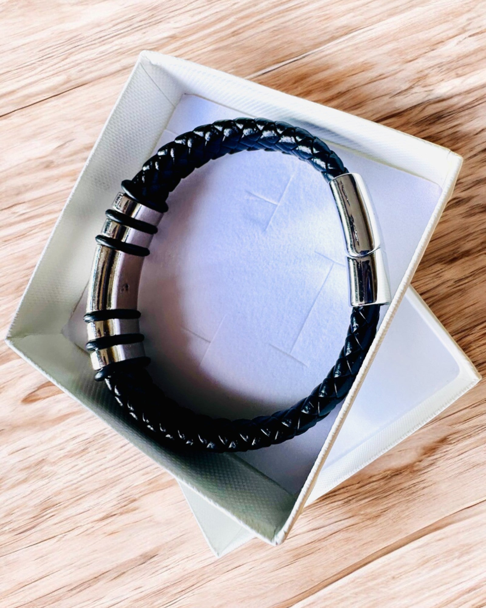 Bracciale alla Moda Hip Hop per Uomo con Incisione Personalizzata e Chiusura Magnetica – Scegli lo Stile con Accenti Argento o Oro, 22cm Pelle PU