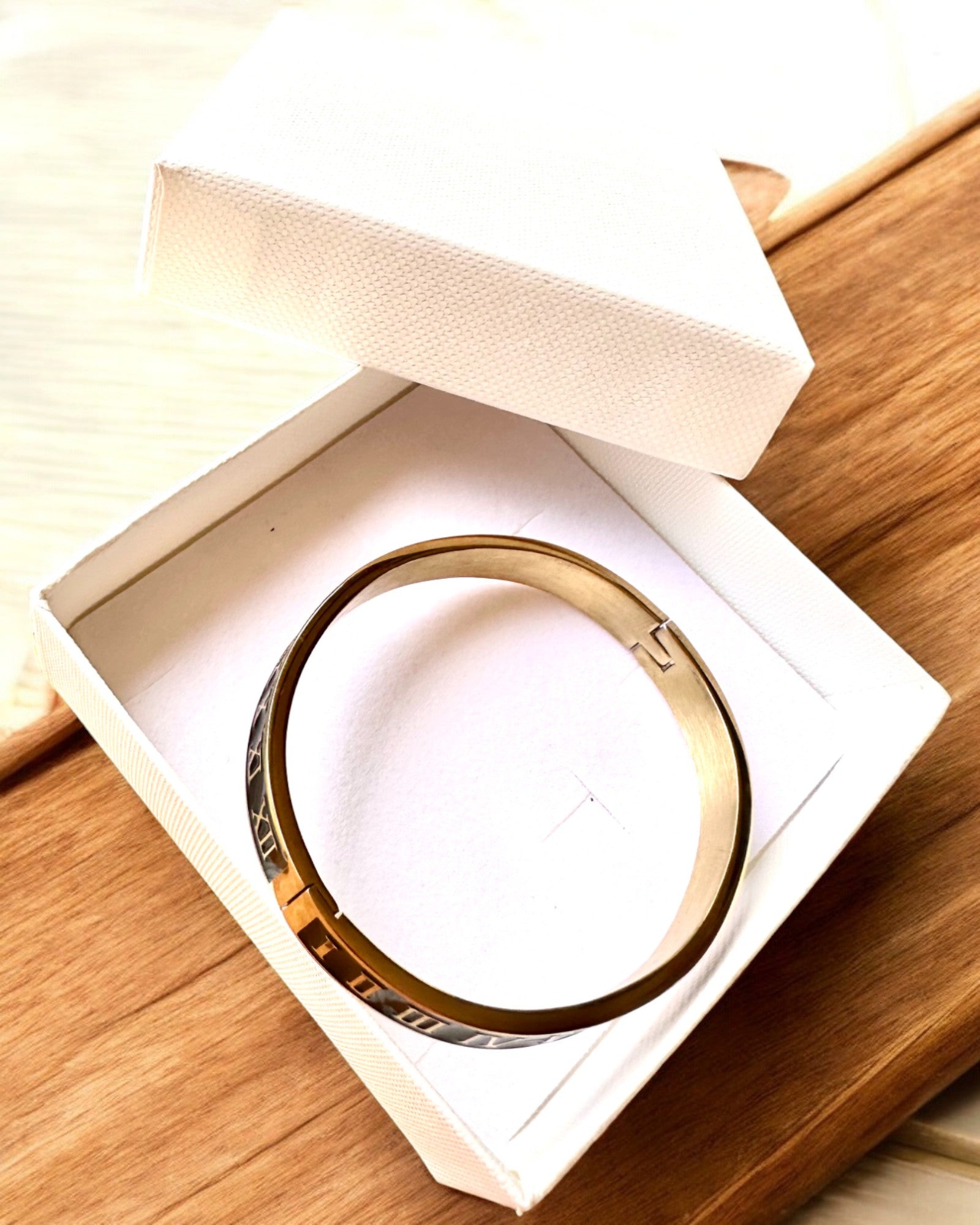 Braccialetto "Czas Elegancji" - colore oro Acciaio Inossidabile con Numeri Romani, possibilità di personalizzazione con incisione