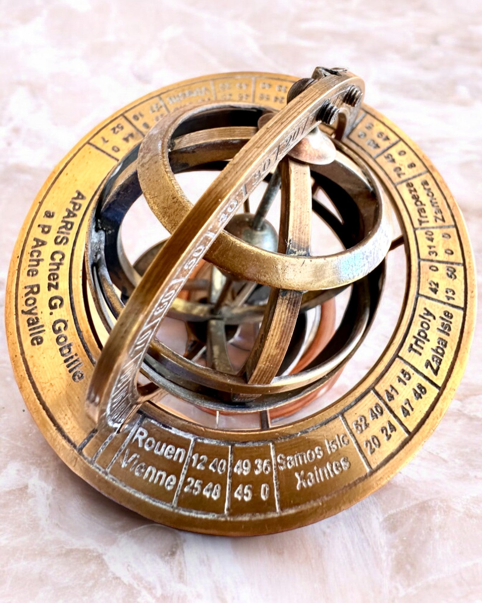 Armilla en laiton "AstroGlobe" de 13 cm de hauteur, fabriquée à la main avec option de gravure, décoration pour bureau