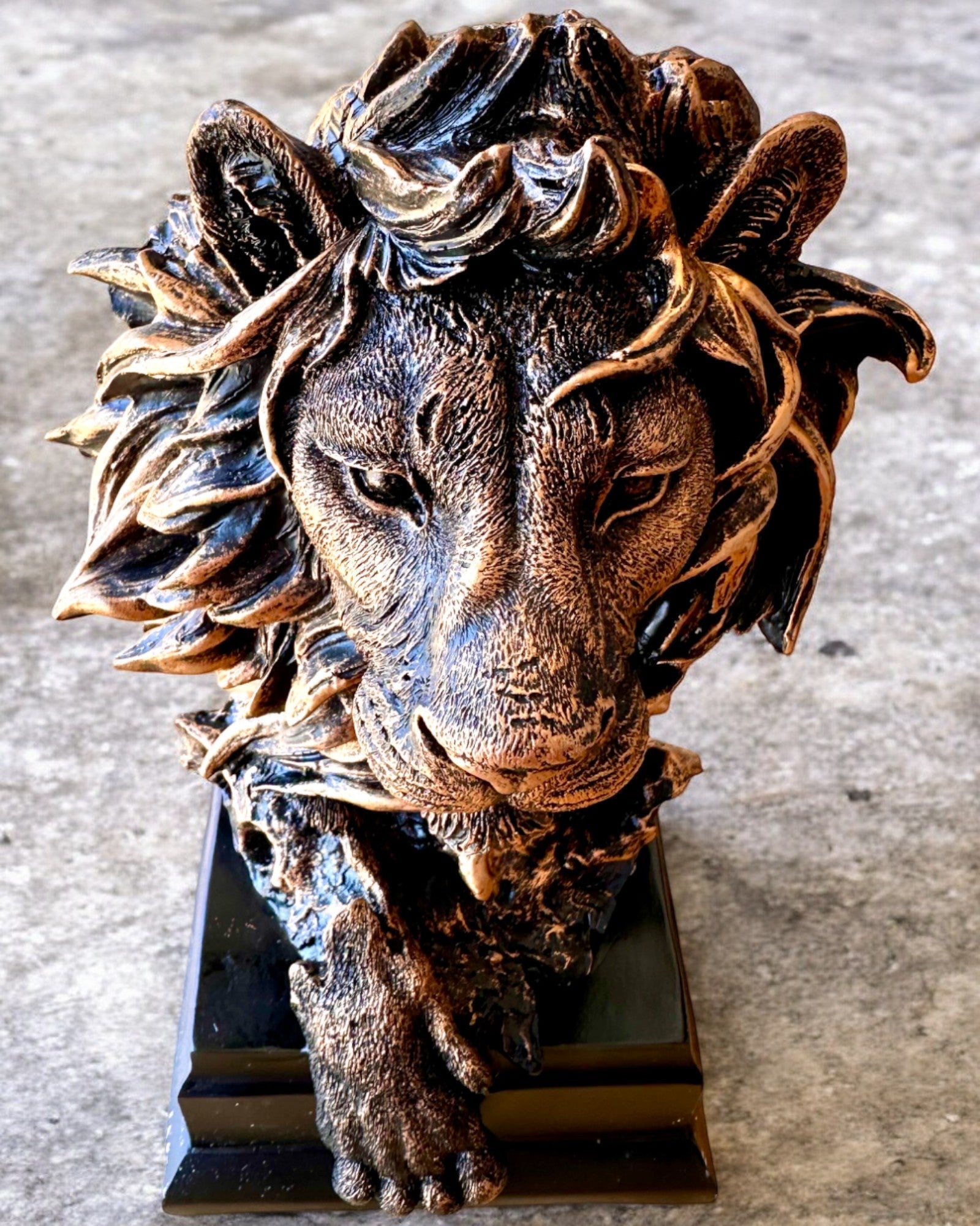Lion Royal - Figure Décorative Majestueuse avec Possibilité de Gravure, 2 variantes de couleur au choix, pour cadeau