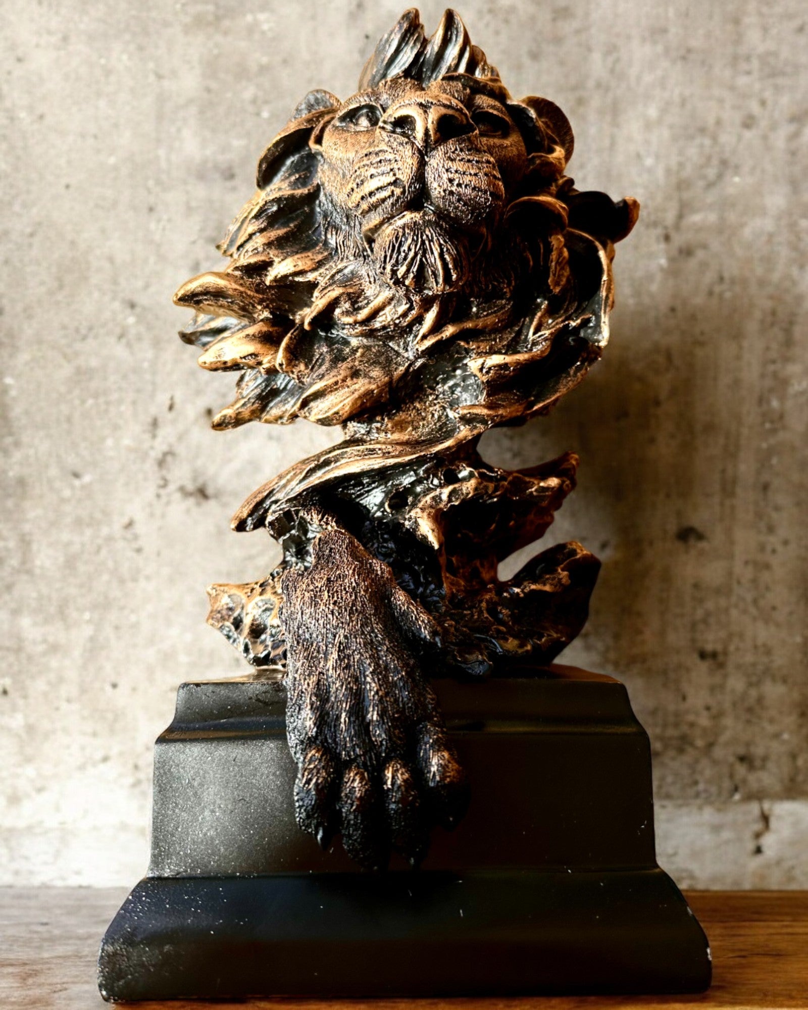 Lion Royal - Figure Décorative Majestueuse avec Possibilité de Gravure, 2 variantes de couleur au choix, pour cadeau