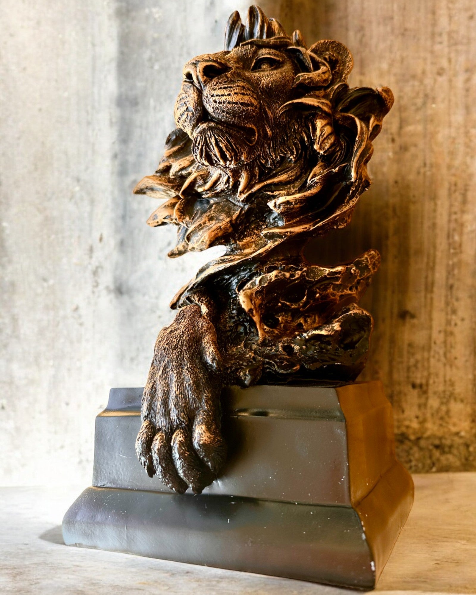Lion Royal - Figure Décorative Majestueuse avec Possibilité de Gravure, 2 variantes de couleur au choix, pour cadeau