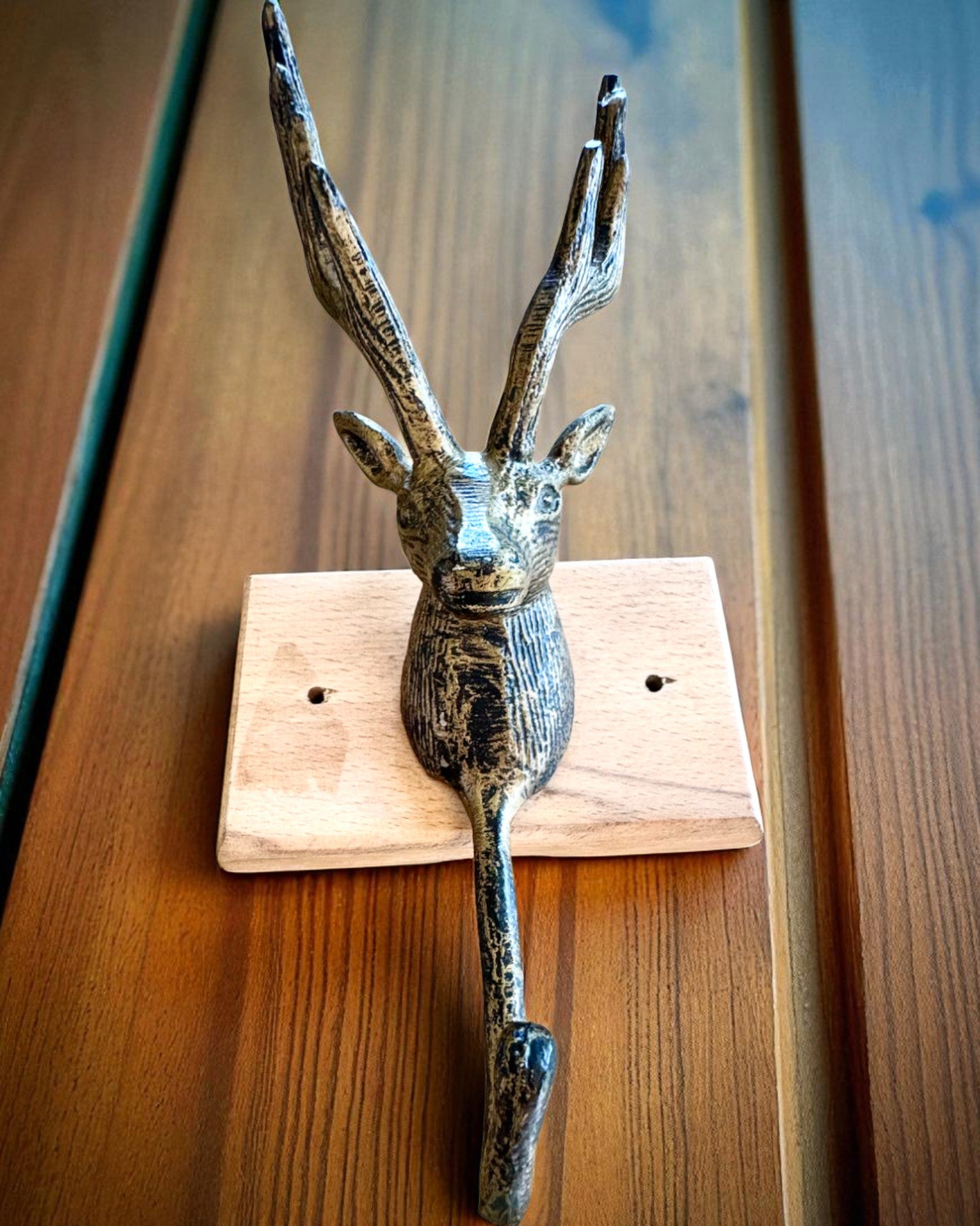 Appendiabiti in ottone Cervo Guardiano, realizzato a mano, possibilità di personalizzazione con incisione su legno
