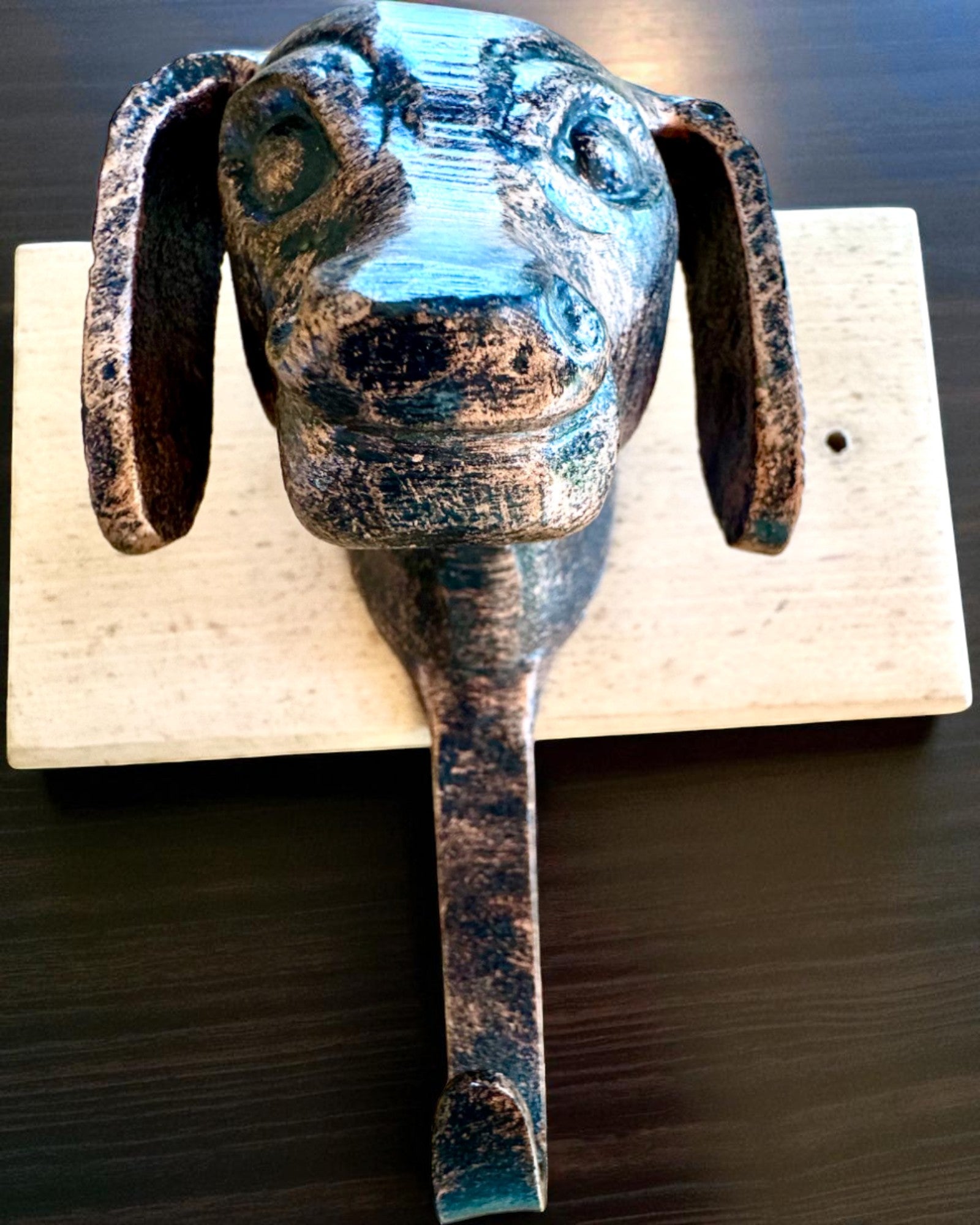 Gancio in ottone Cane Amico, realizzato a mano, possibilità di personalizzazione con incisione su legno