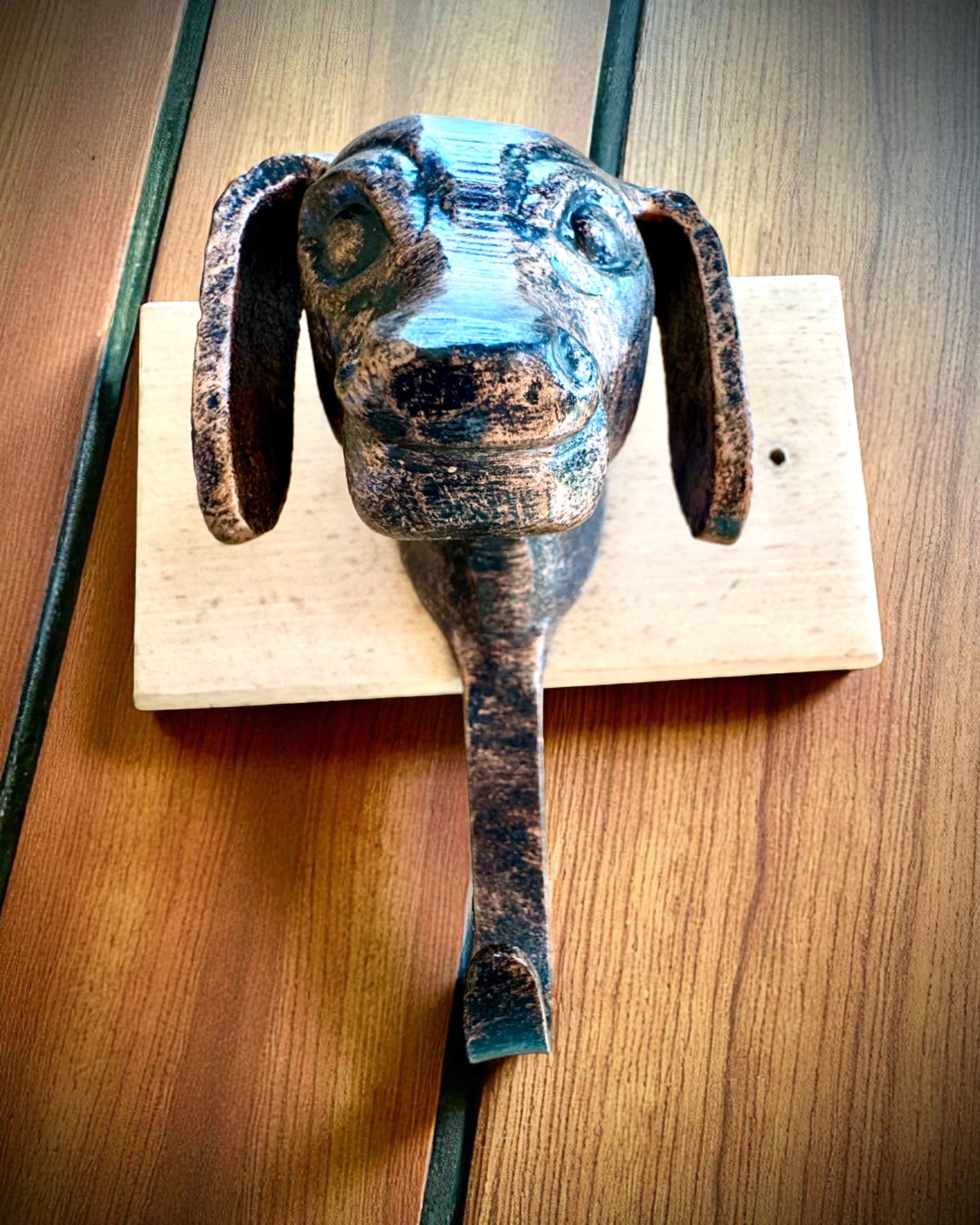 Gancio in ottone Cane Amico, realizzato a mano, possibilità di personalizzazione con incisione su legno
