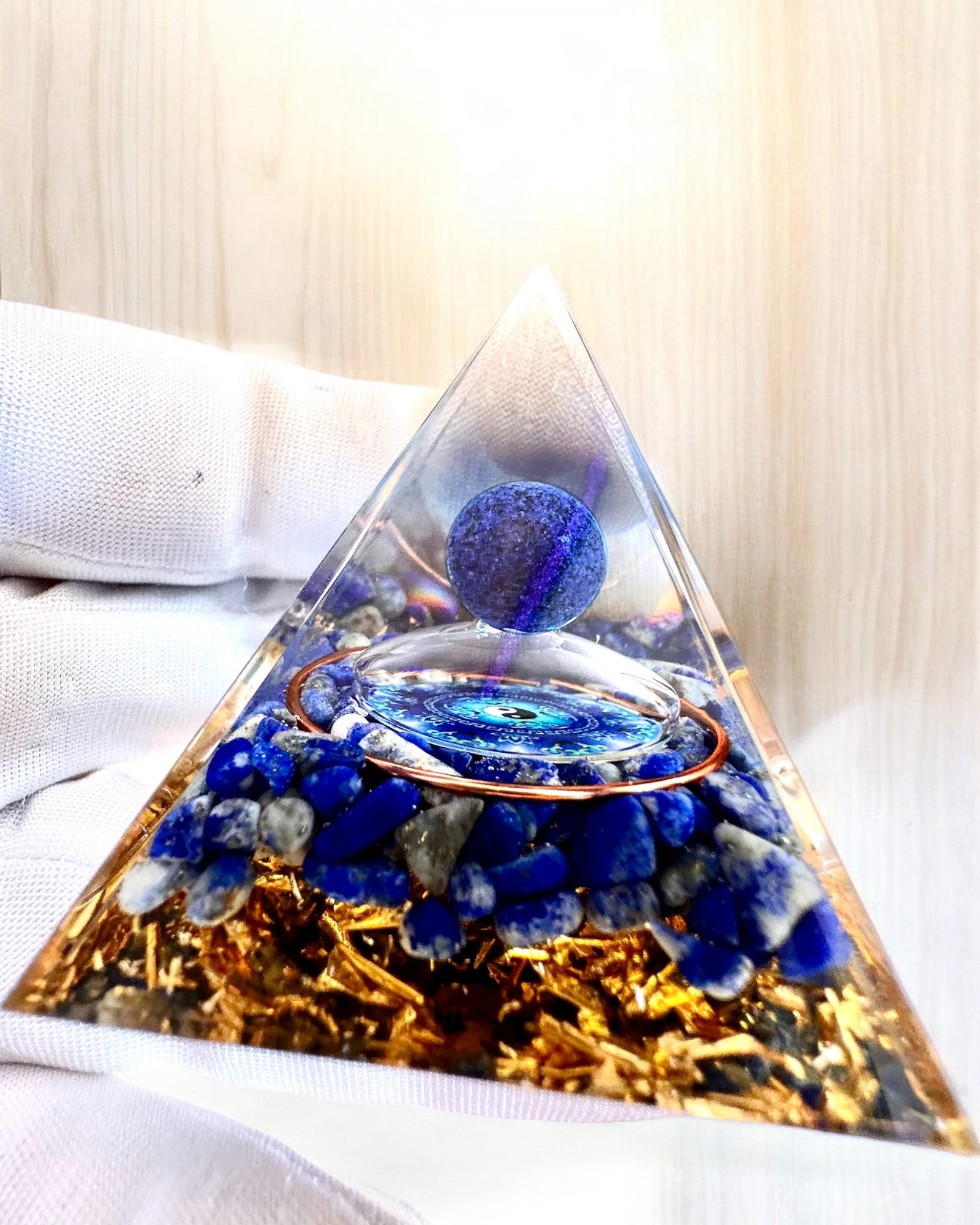 Pyramide énergétique orgonite "Zenith" avec Lapis Lazuli, idéale pour un cadeau