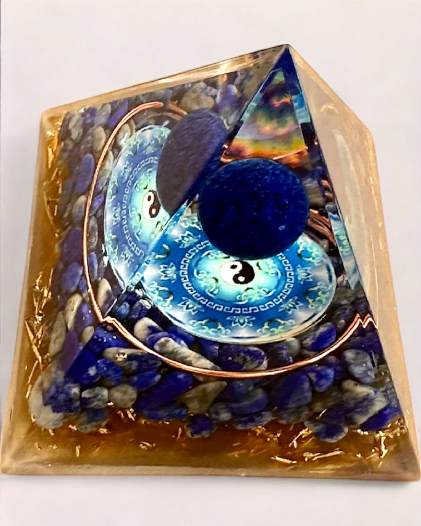 Pyramide énergétique orgonite "Zenith" avec Lapis Lazuli, idéale pour un cadeau