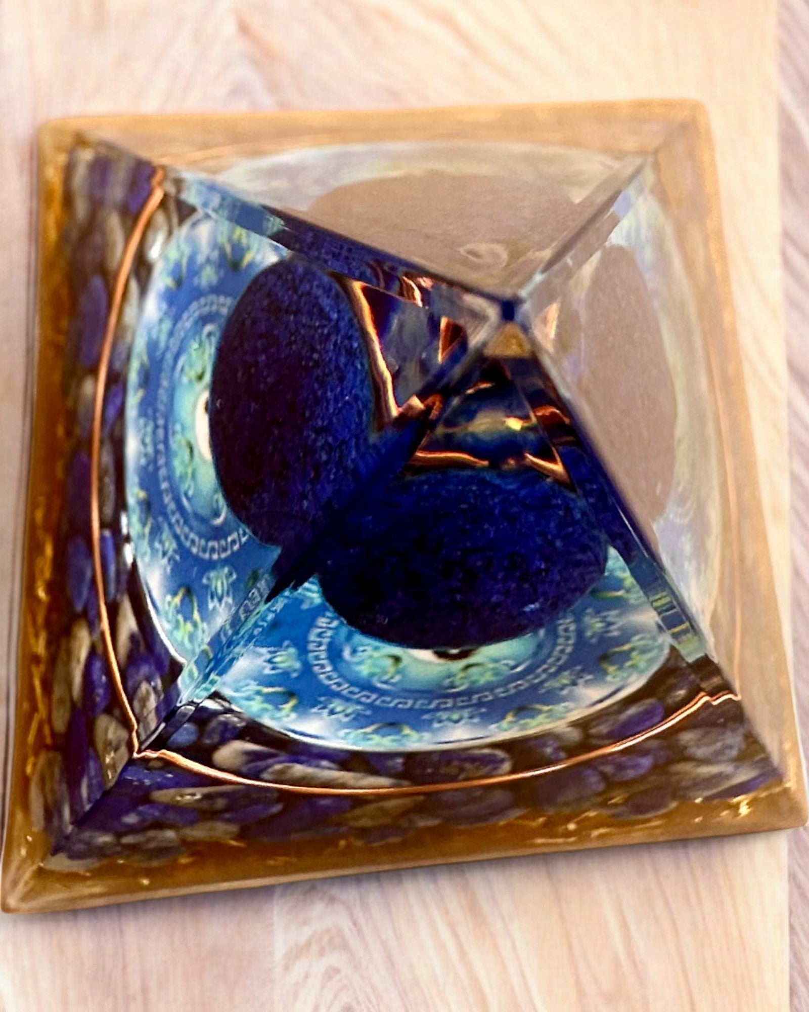 Pyramide énergétique orgonite "Zenith" avec Lapis Lazuli, idéale pour un cadeau