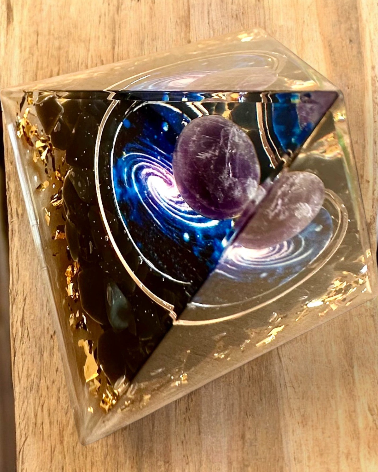Pyramide Énergétique en orgonite "Pyramide Cosmique" Essence Galactique, pour cadeau