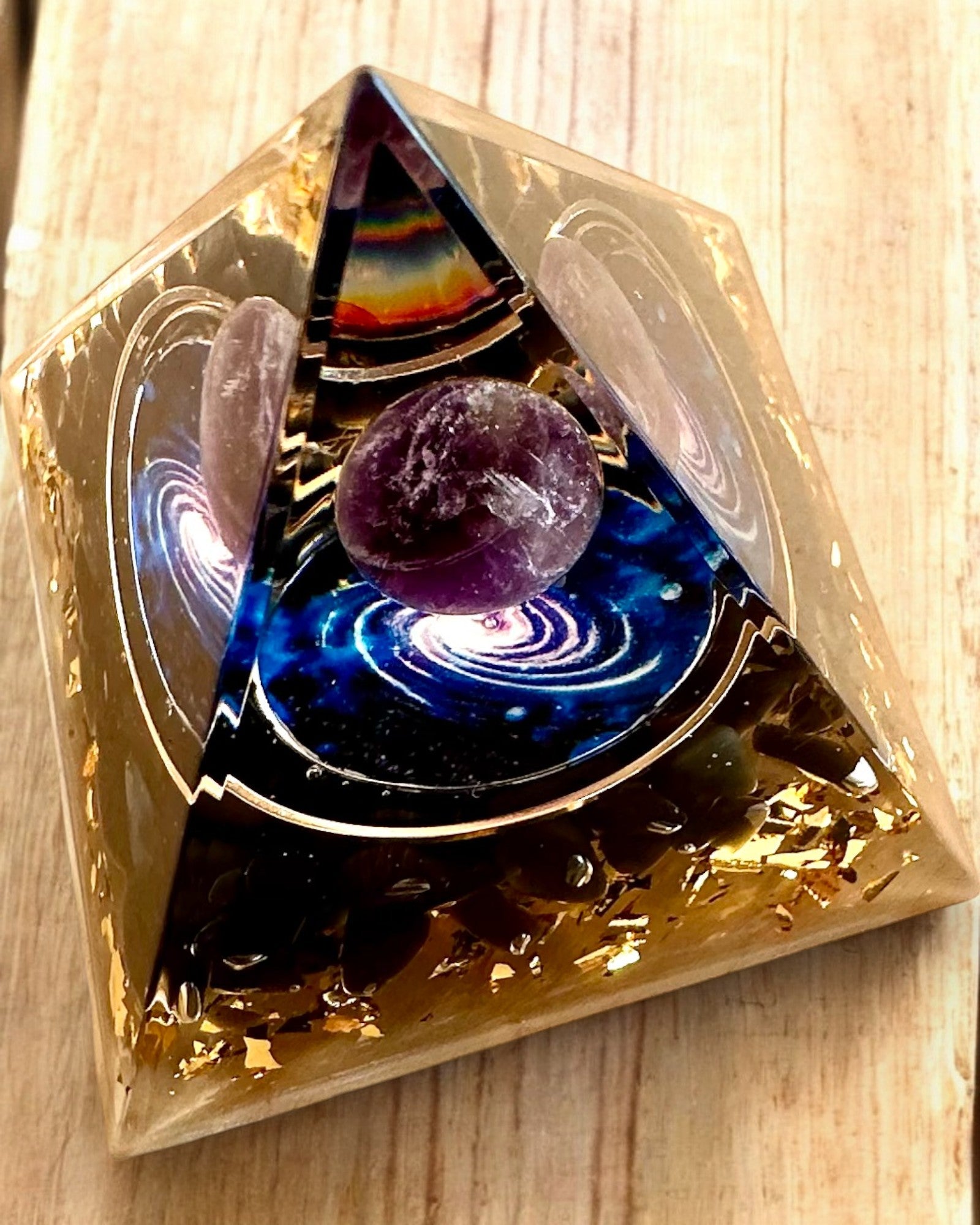 Pyramide Énergétique en orgonite "Pyramide Cosmique" Essence Galactique, pour cadeau