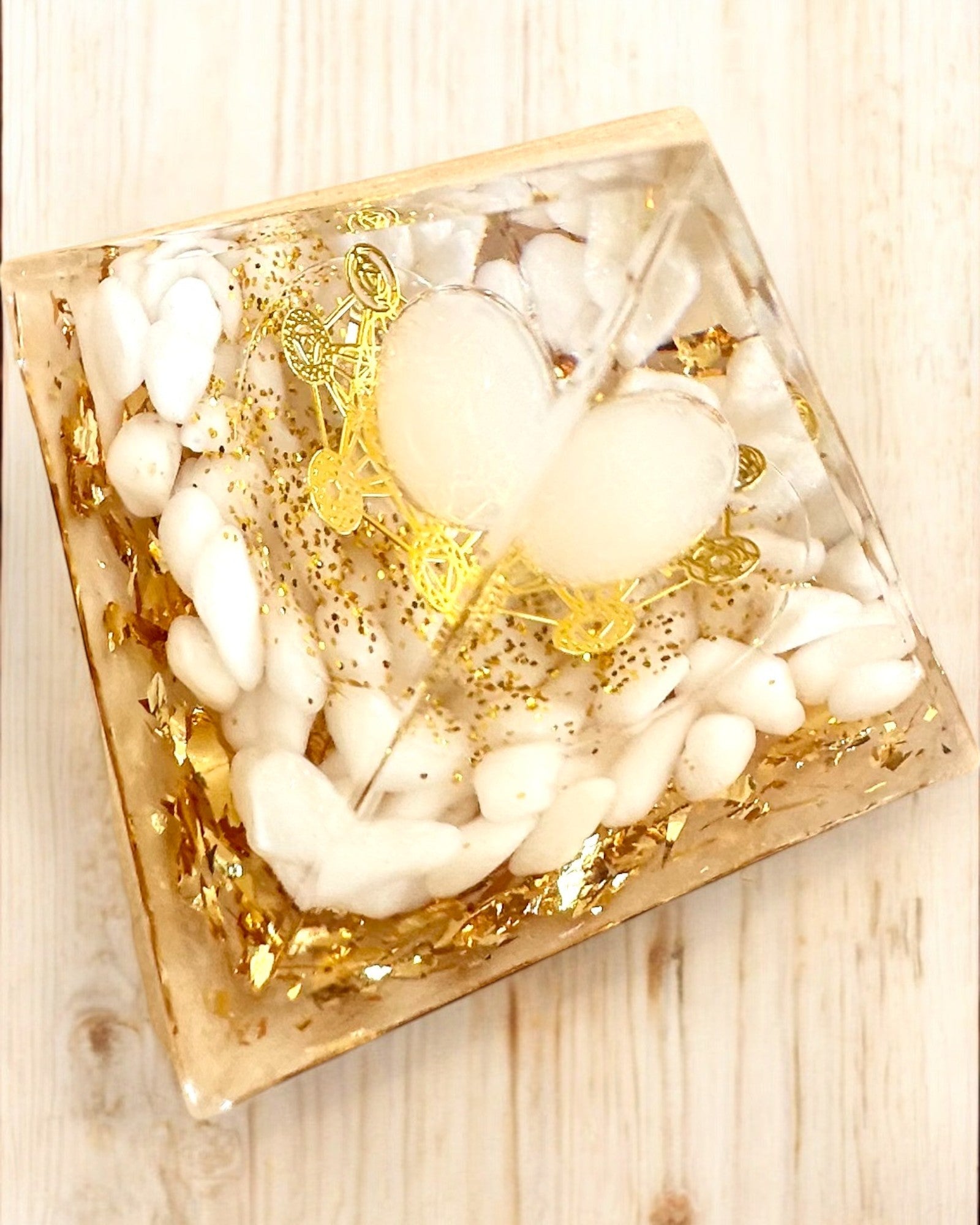 Pyramide Énergétique en orgonite avec Pierres Blanches - "Golden Harmony", idéale pour un cadeau