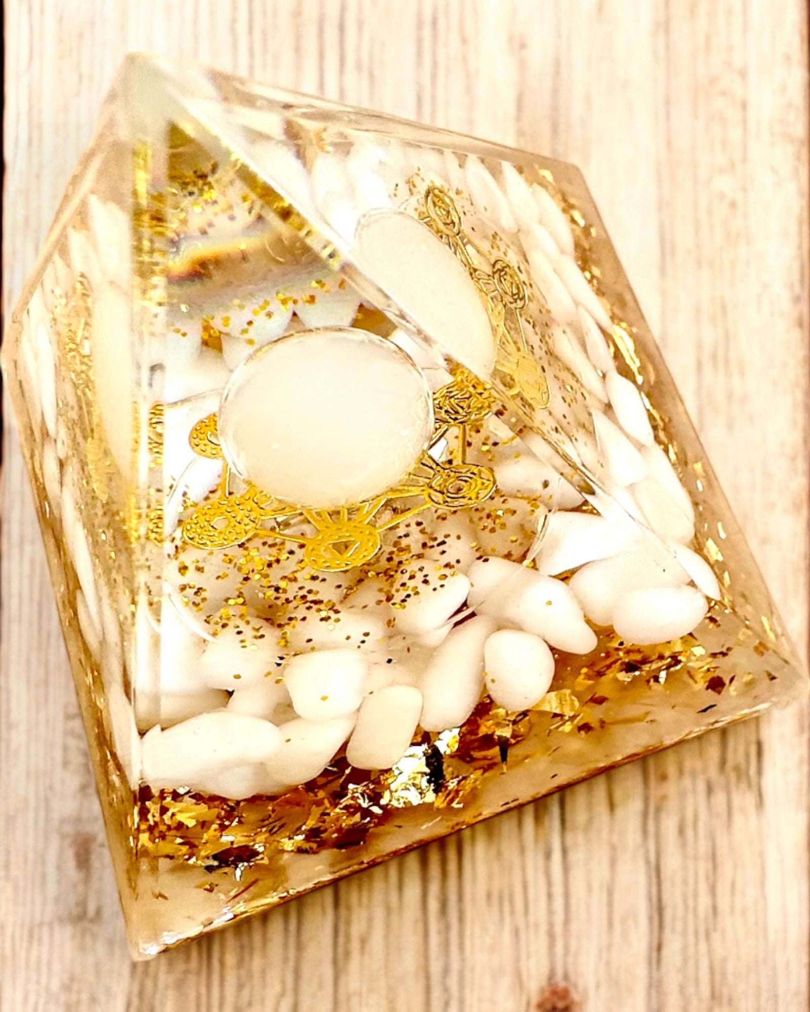 Pyramide Énergétique en orgonite avec Pierres Blanches - "Golden Harmony", idéale pour un cadeau