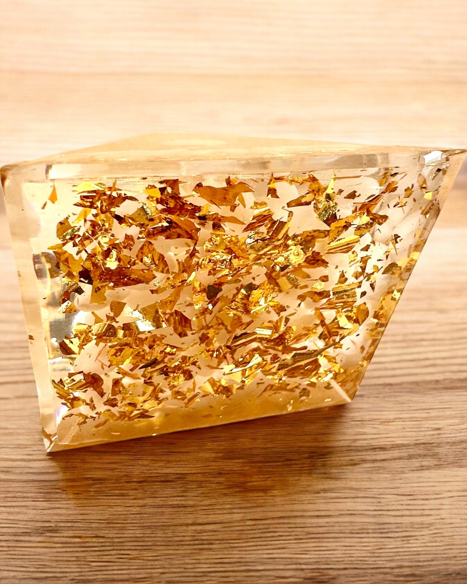 Pyramide Énergétique en orgonite avec Pierres Blanches - "Golden Harmony", idéale pour un cadeau