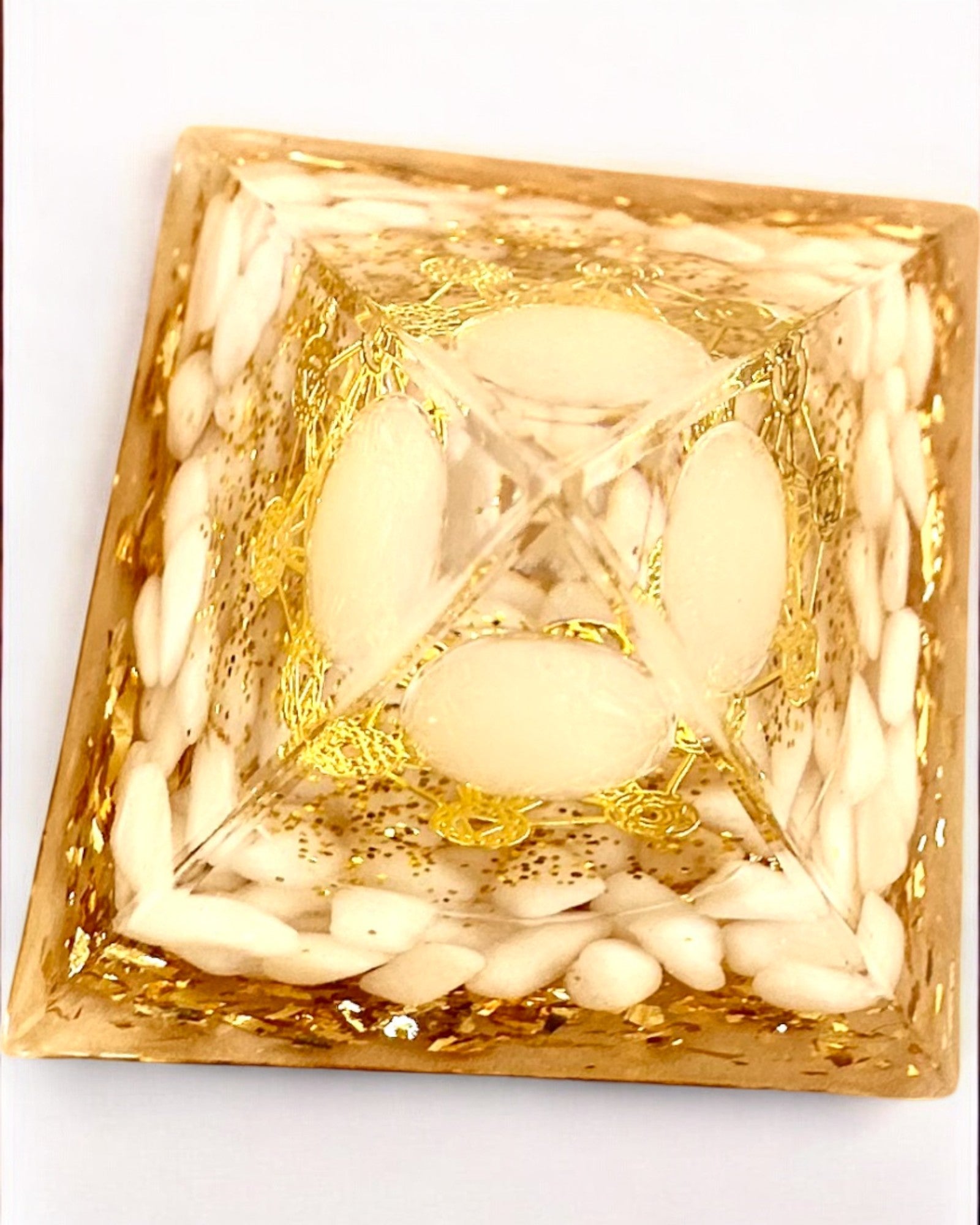 Pyramide Énergétique en orgonite avec Pierres Blanches - "Golden Harmony", idéale pour un cadeau