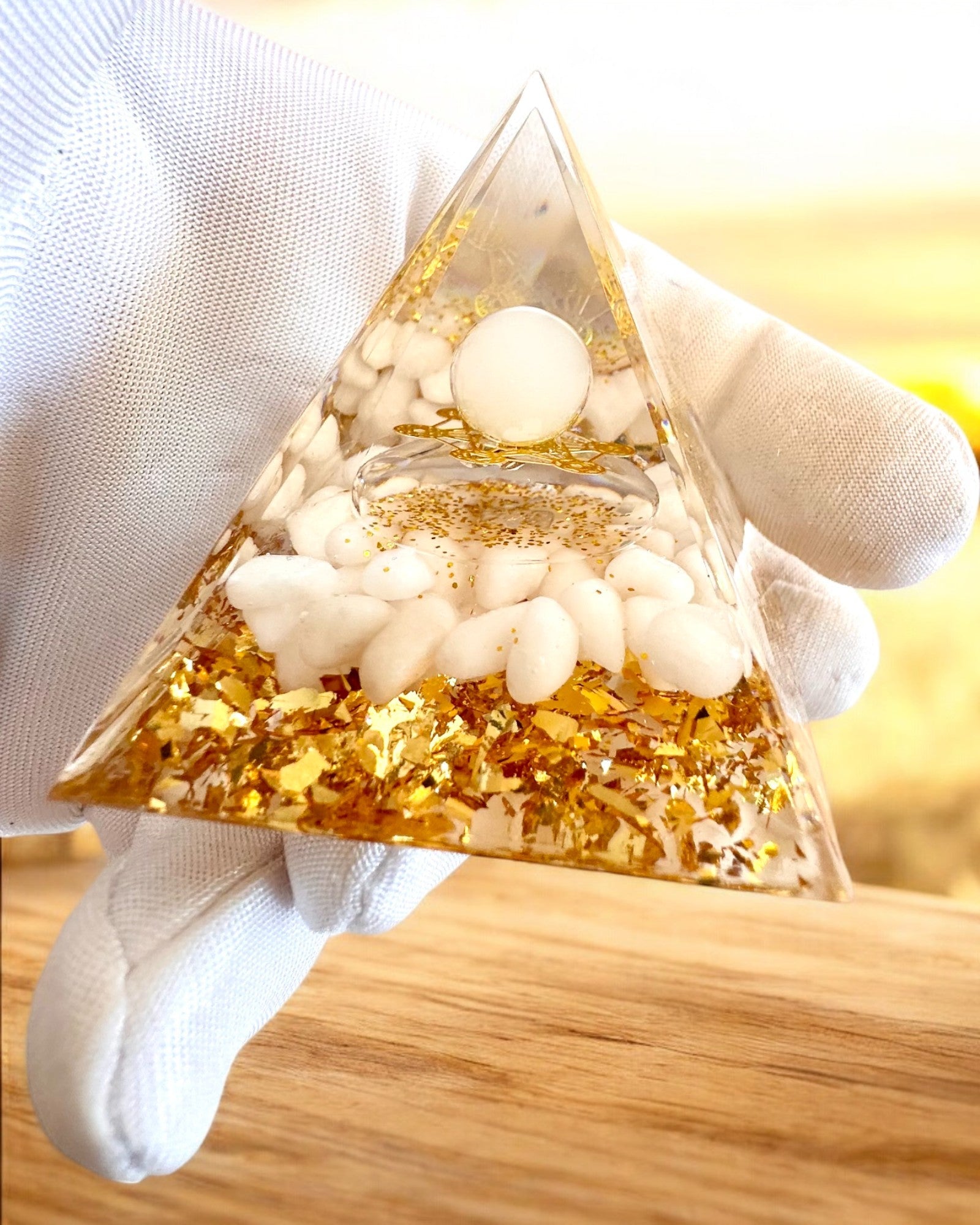 Pyramide Énergétique en orgonite avec Pierres Blanches - "Golden Harmony", idéale pour un cadeau