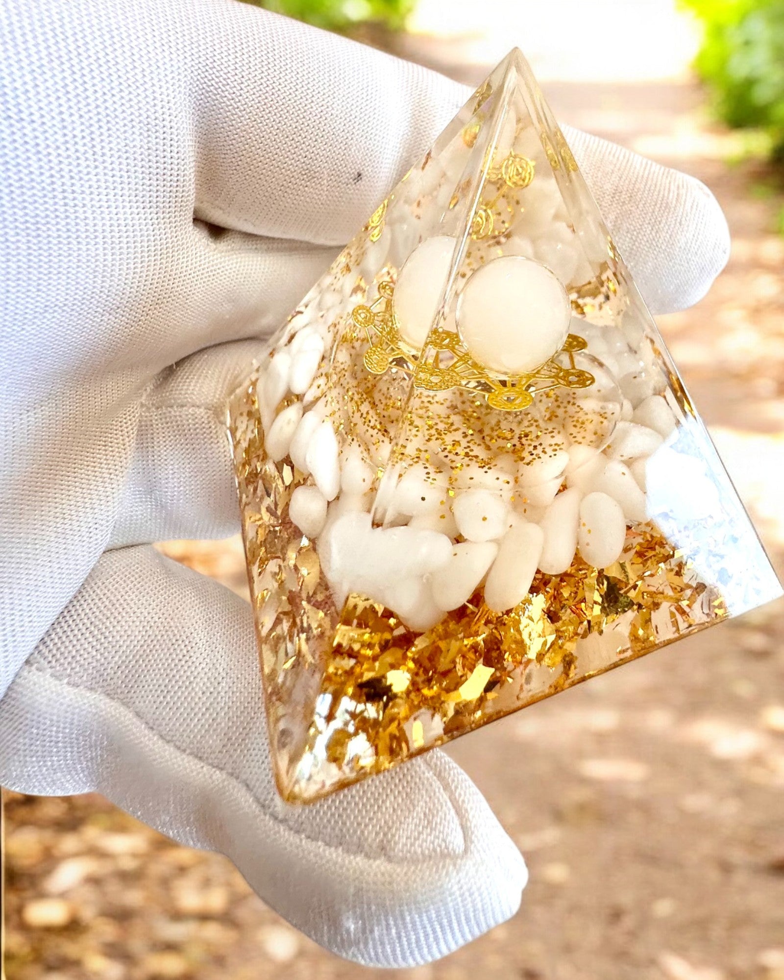 Pyramide Énergétique en orgonite avec Pierres Blanches - "Golden Harmony", idéale pour un cadeau