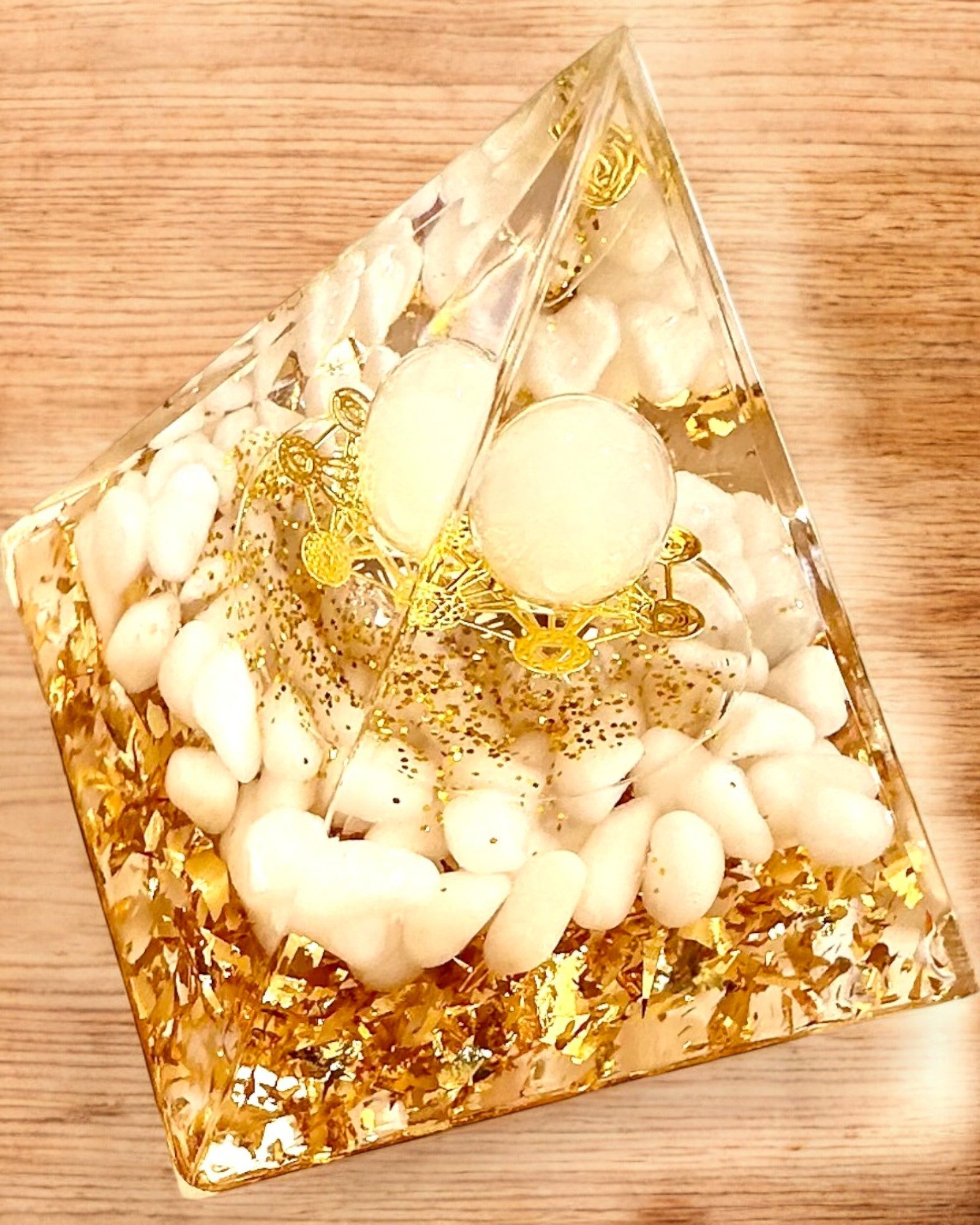 Pyramide Énergétique en orgonite avec Pierres Blanches - "Golden Harmony", idéale pour un cadeau