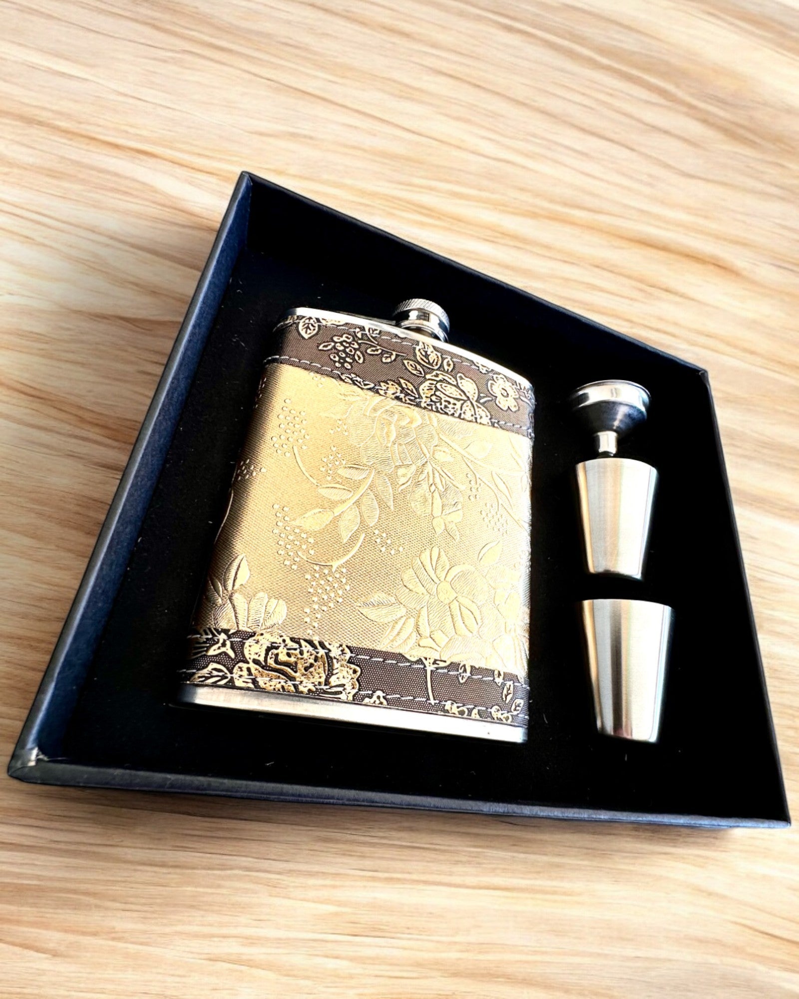 Elegante Flachmann "Golden Rose" mit Gläserset, personalisiert mit Gravur als Geschenk