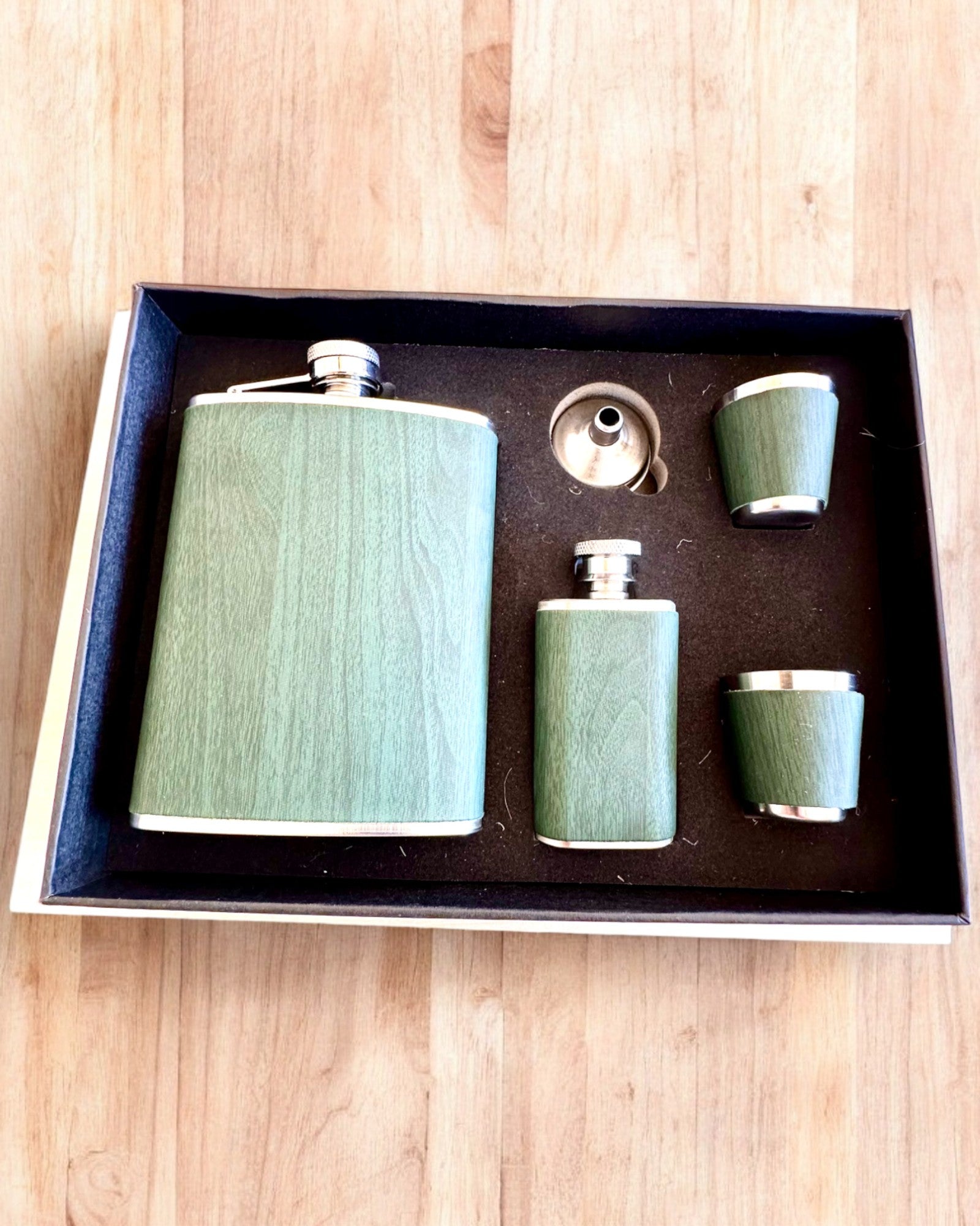 Flachmann-Set mit Gläsern "Forest Spirit", personalisiertes Geschenk mit Gravur