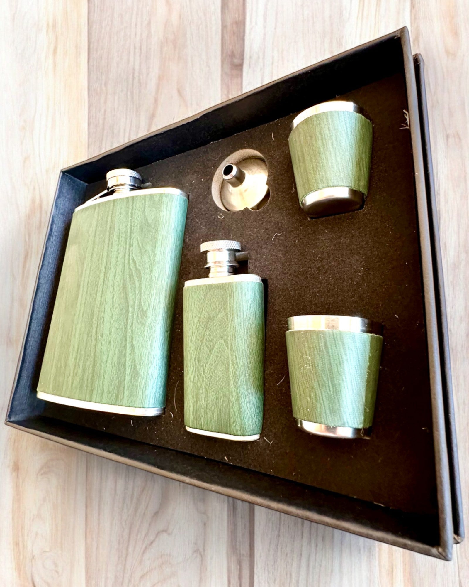 Flachmann-Set mit Gläsern "Forest Spirit", personalisiertes Geschenk mit Gravur