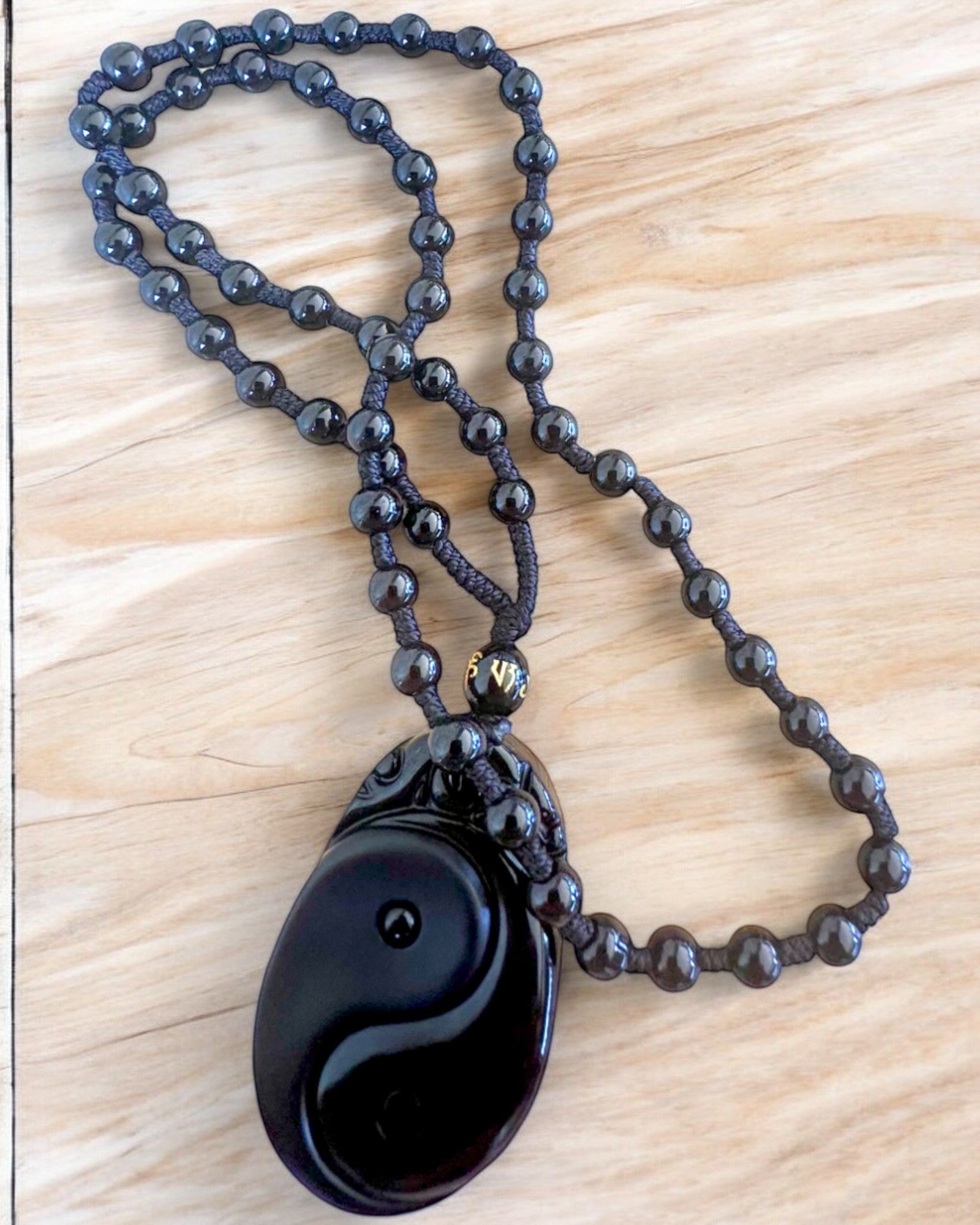 Obsidian Yin Yang Amulett mit Gravur - Harmonie und Schutz, personalisierte Gravur als Geschenk