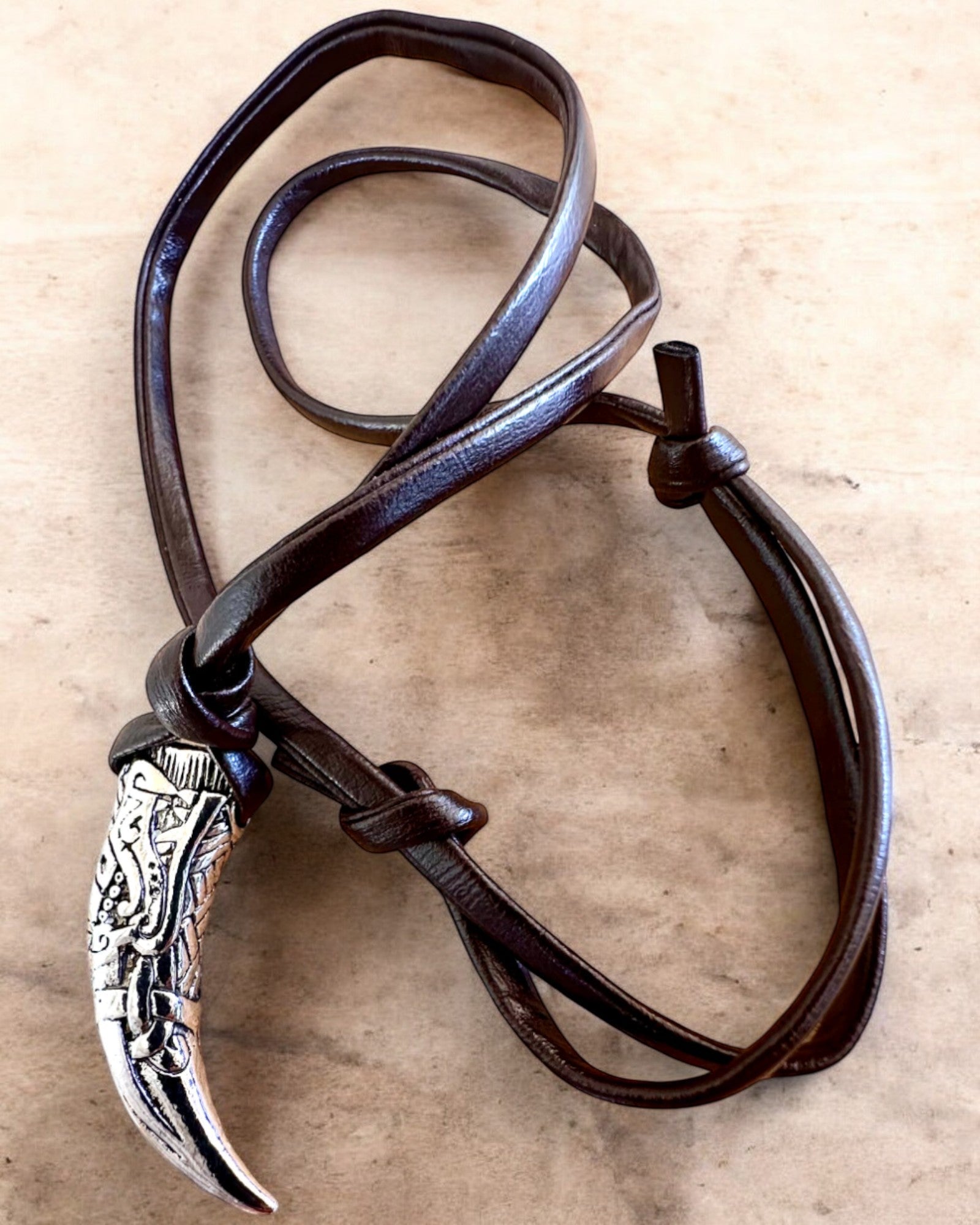 Crocs de loup en acier inoxydable – Amulette du Courage, collier personnalisable avec gravure pour cadeau