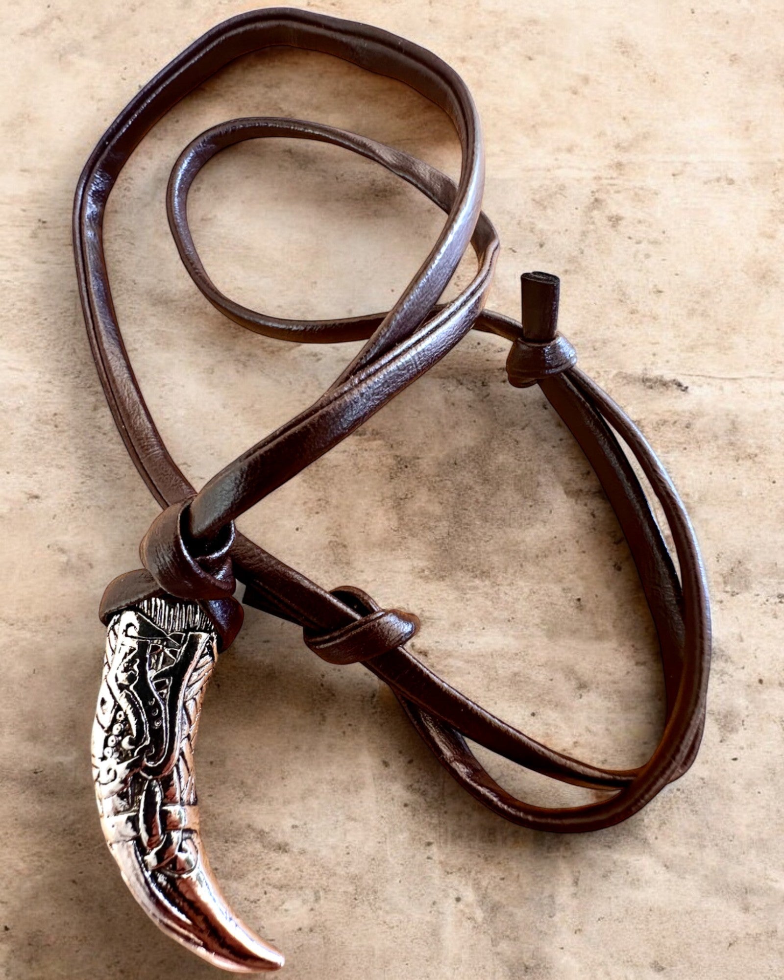 Crocs de loup en acier inoxydable – Amulette du Courage, collier personnalisable avec gravure pour cadeau