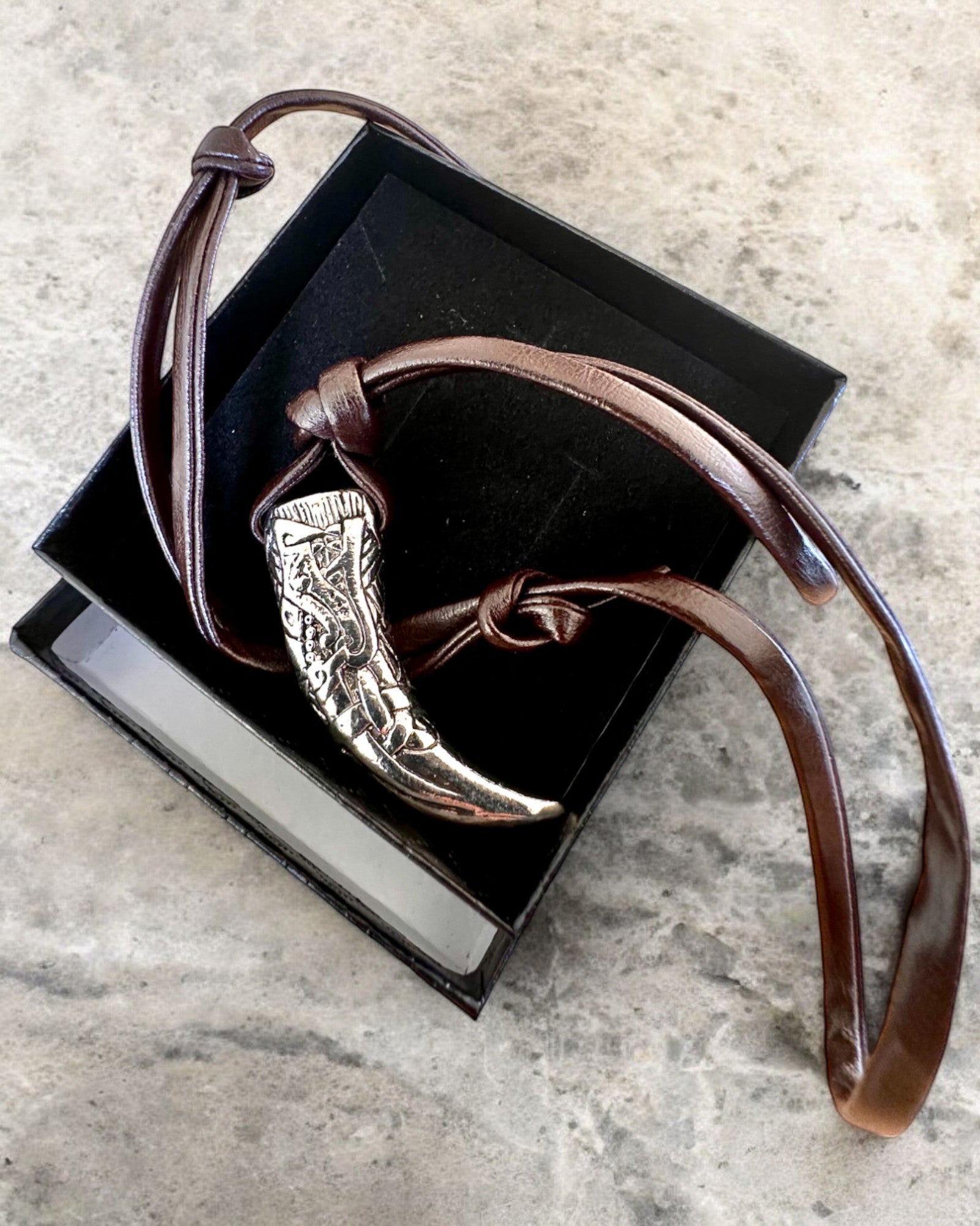 Crocs de loup en acier inoxydable – Amulette du Courage, collier personnalisable avec gravure pour cadeau