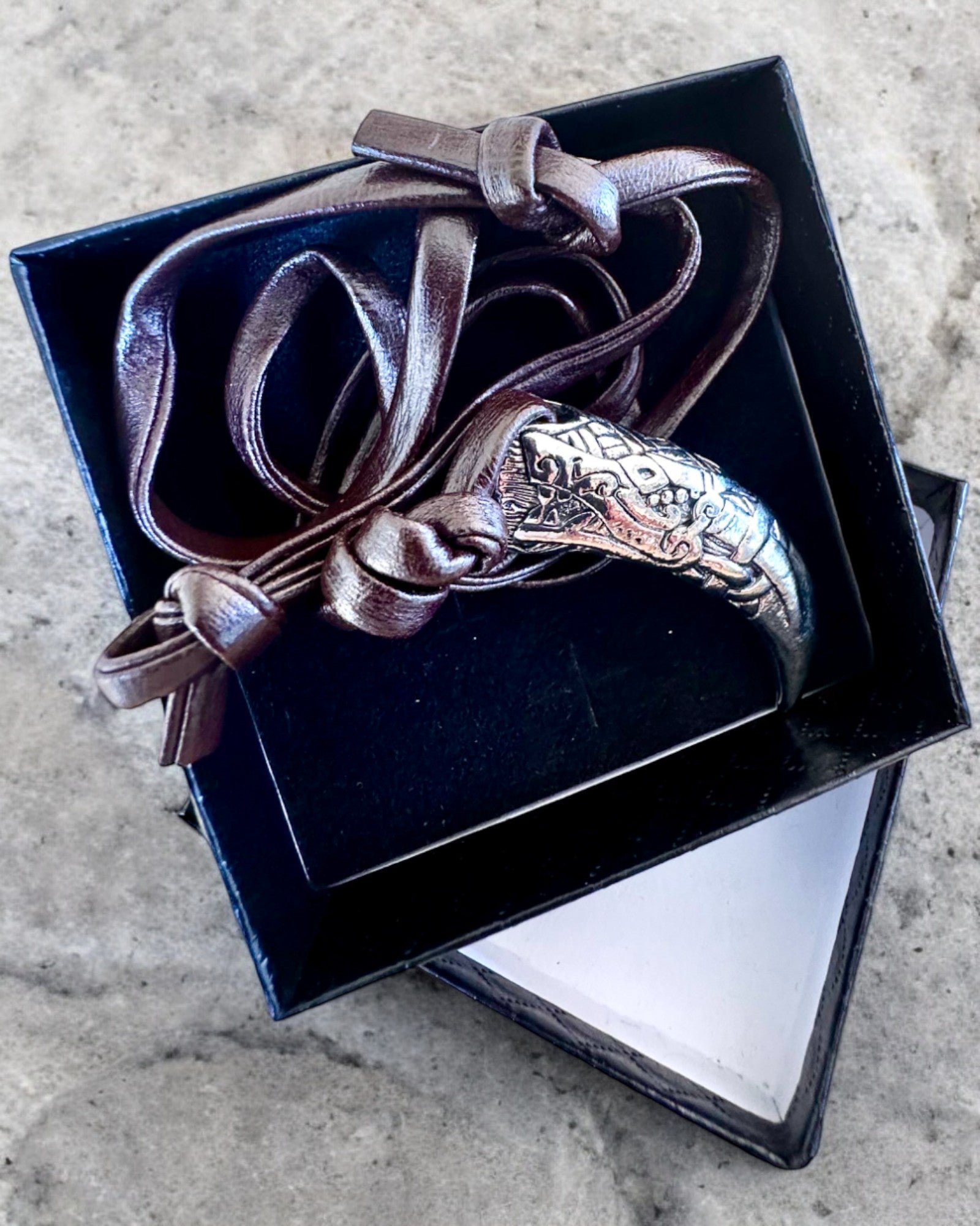 Crocs de loup en acier inoxydable – Amulette du Courage, collier personnalisable avec gravure pour cadeau