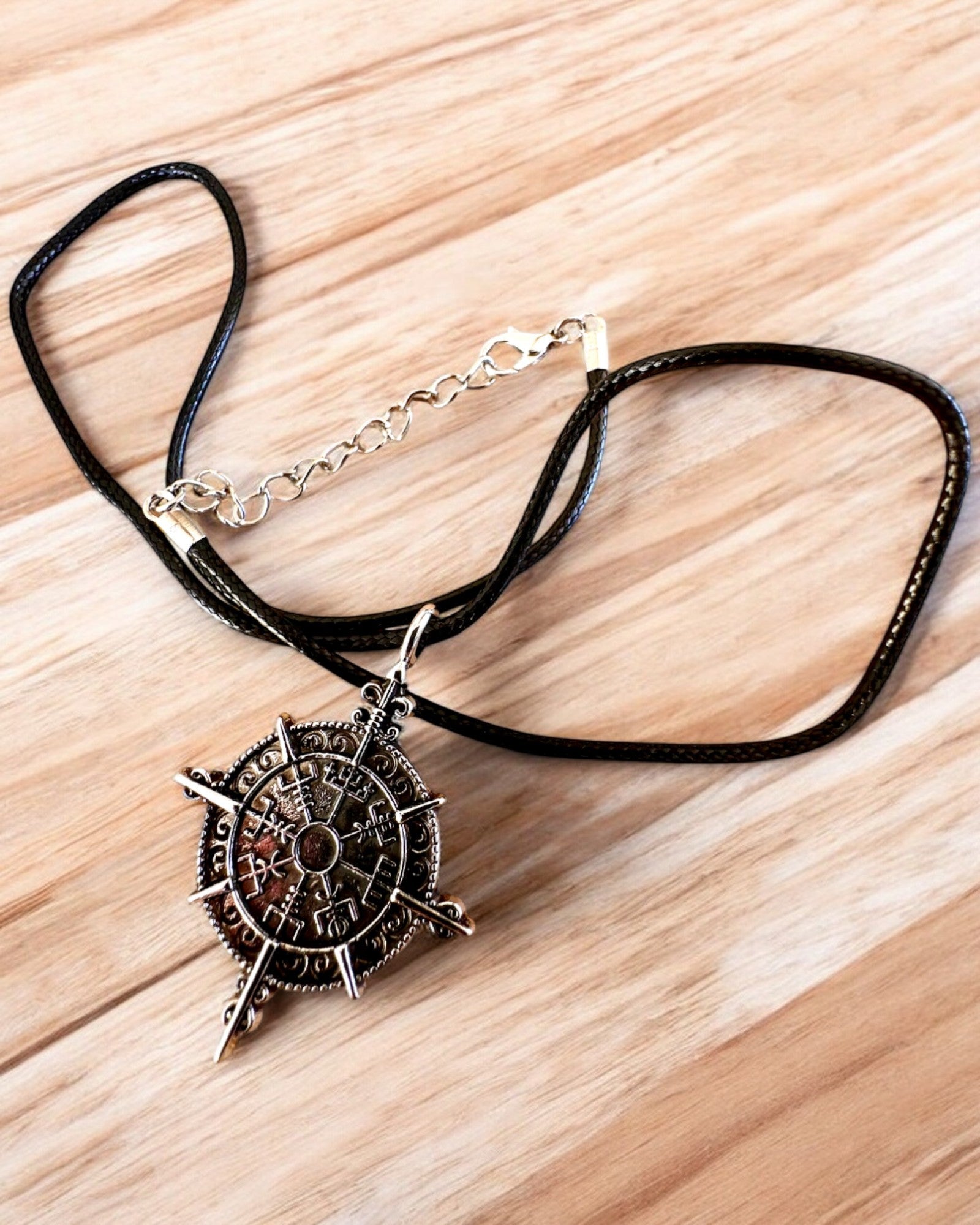 Amulett Krieger des Nordens - Wikingerkompass, Möglichkeit zur Personalisierung mit Gravur als Geschenk, 2 Varianten zur Auswahl
