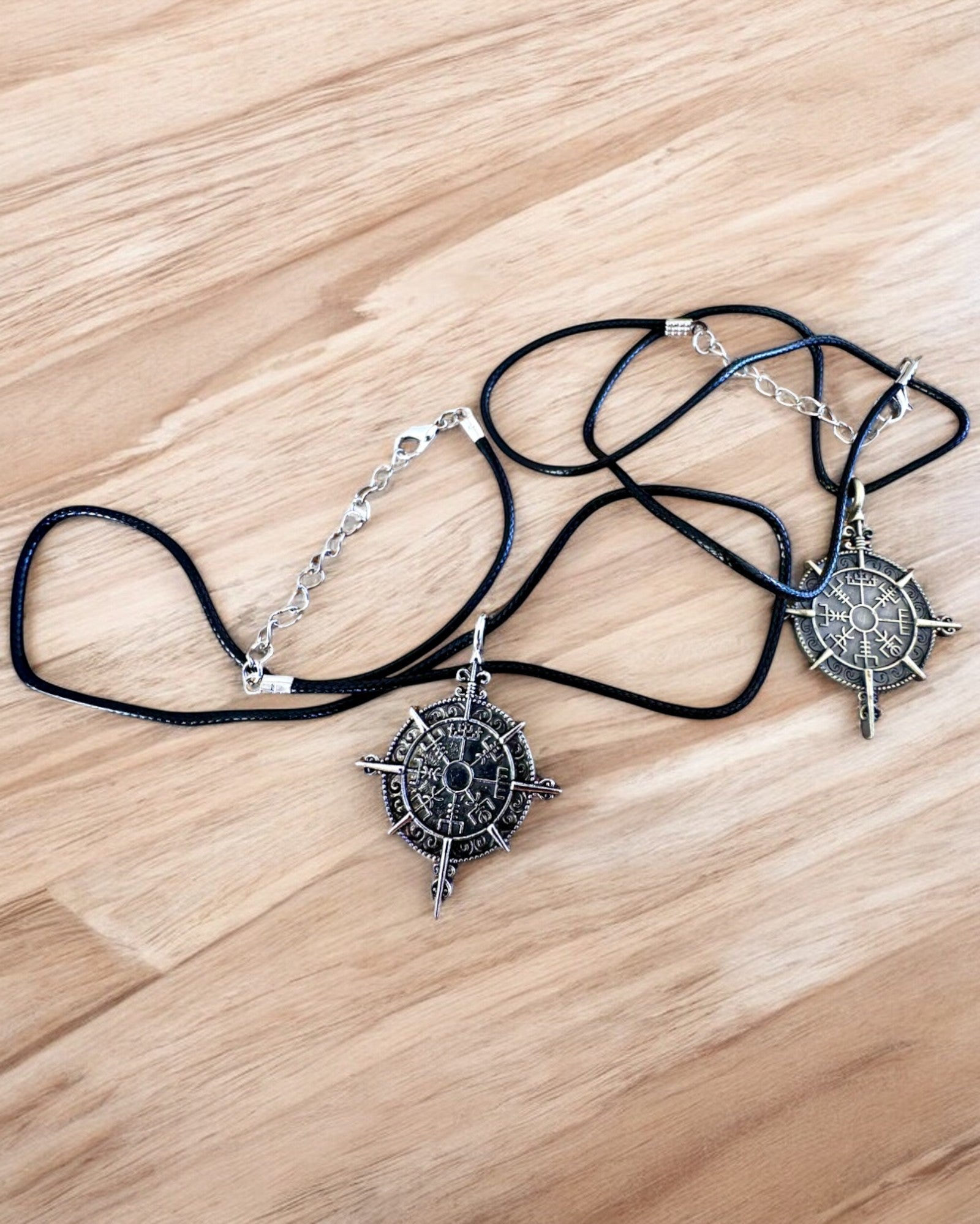 Amulett Krieger des Nordens - Wikingerkompass, Möglichkeit zur Personalisierung mit Gravur als Geschenk, 2 Varianten zur Auswahl