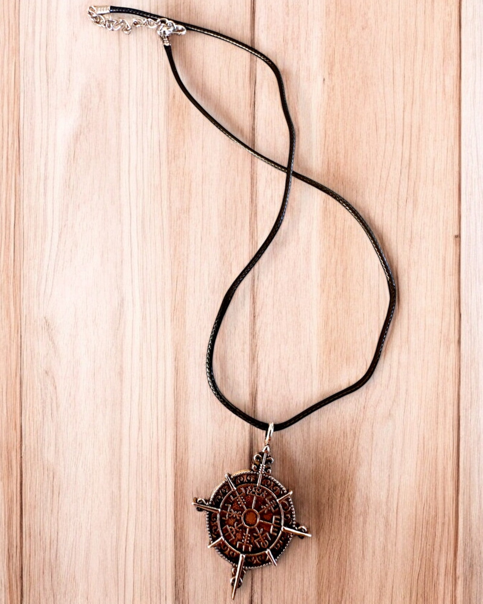 Amulett Krieger des Nordens - Wikingerkompass, Möglichkeit zur Personalisierung mit Gravur als Geschenk, 2 Varianten zur Auswahl