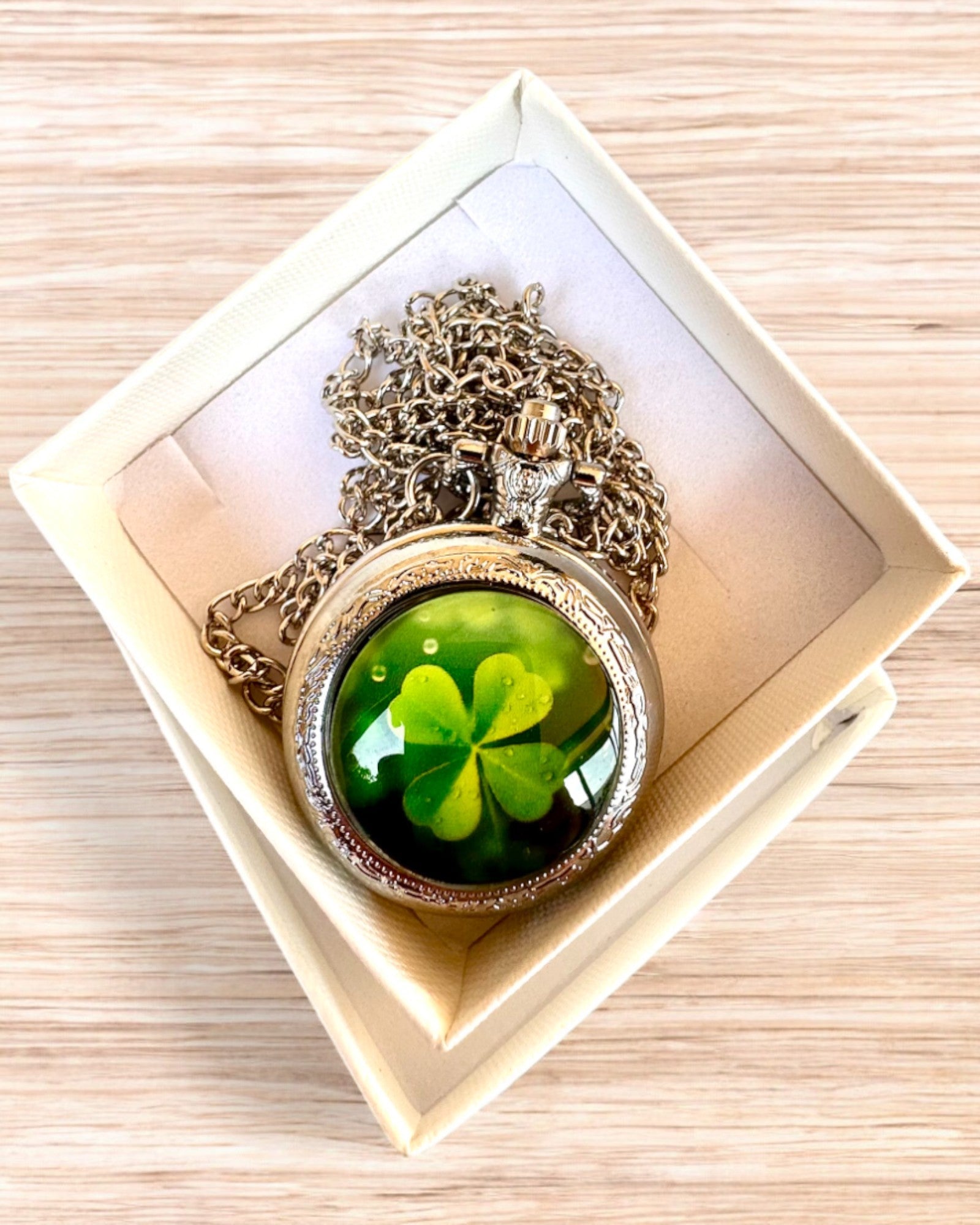 Taschenuhr "CloverTime" mit vierblättrigem Kleeblatt-Motiv, personalisierbar mit Gravur als Geschenk