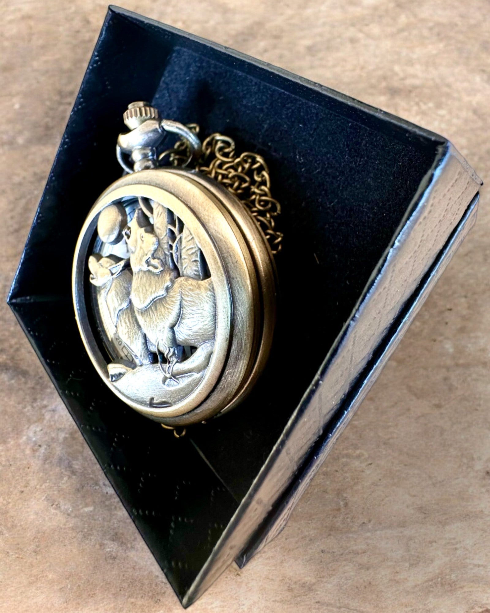 "Luna Wolf" – Stylish Pocket Watch with Wolves, customizable with engraving for a gift