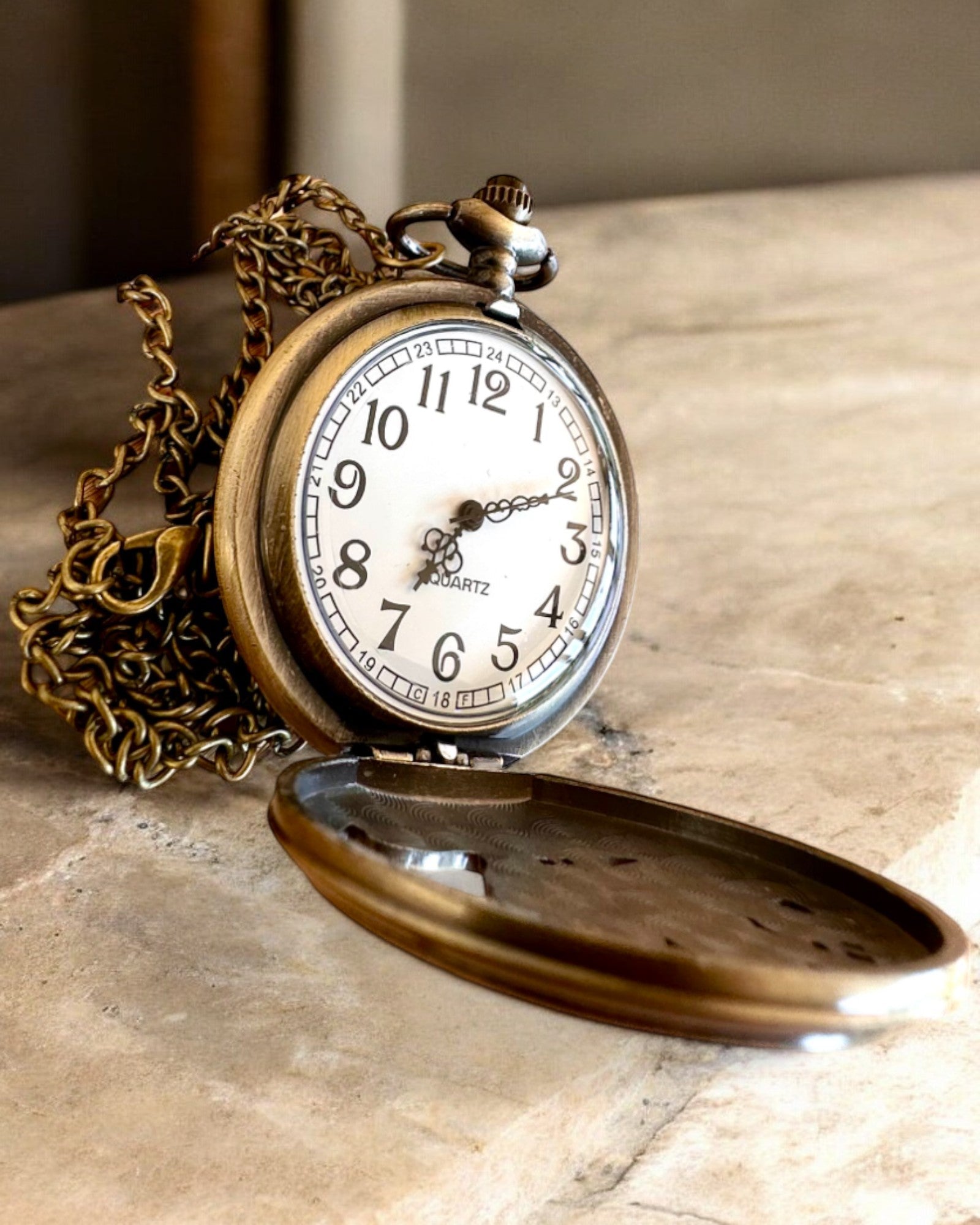 „Luna Wolf” – Stilvolle Taschenuhr mit Wölfen, personalisierbar mit Gravur als Geschenk