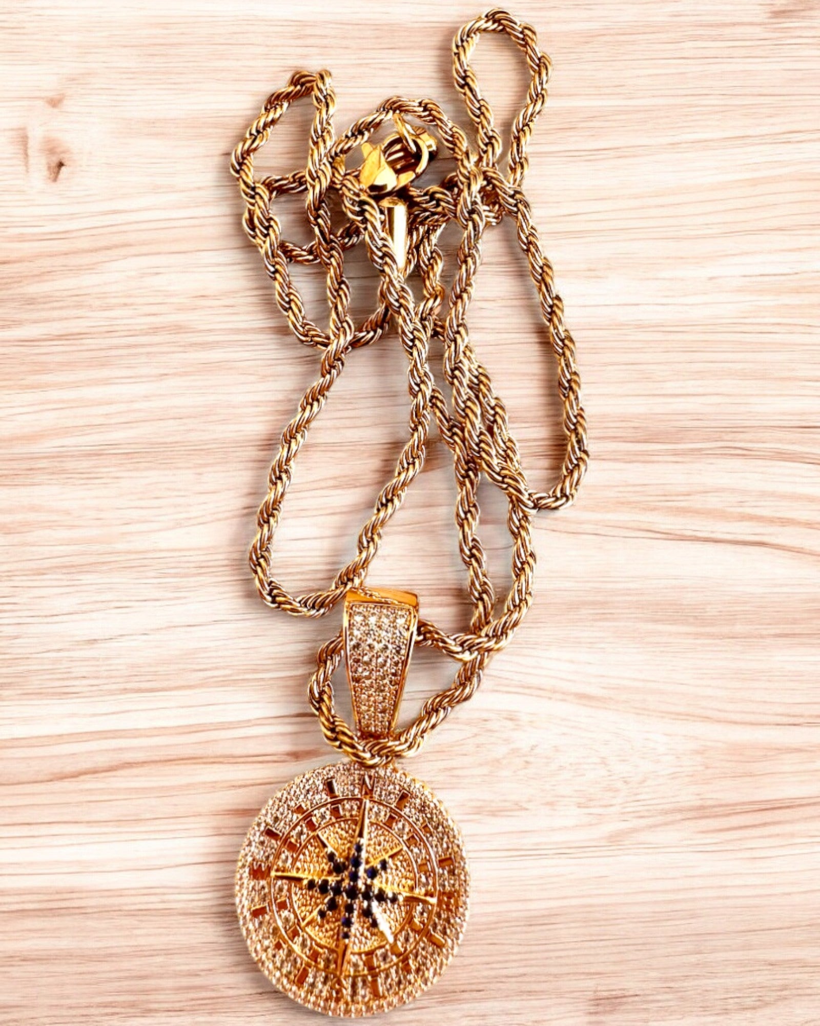 Necklace with Glamour Style Compass Pendant with Zirconia for Women and Men - 2 variants to choose from, personalization with engraving for a gift