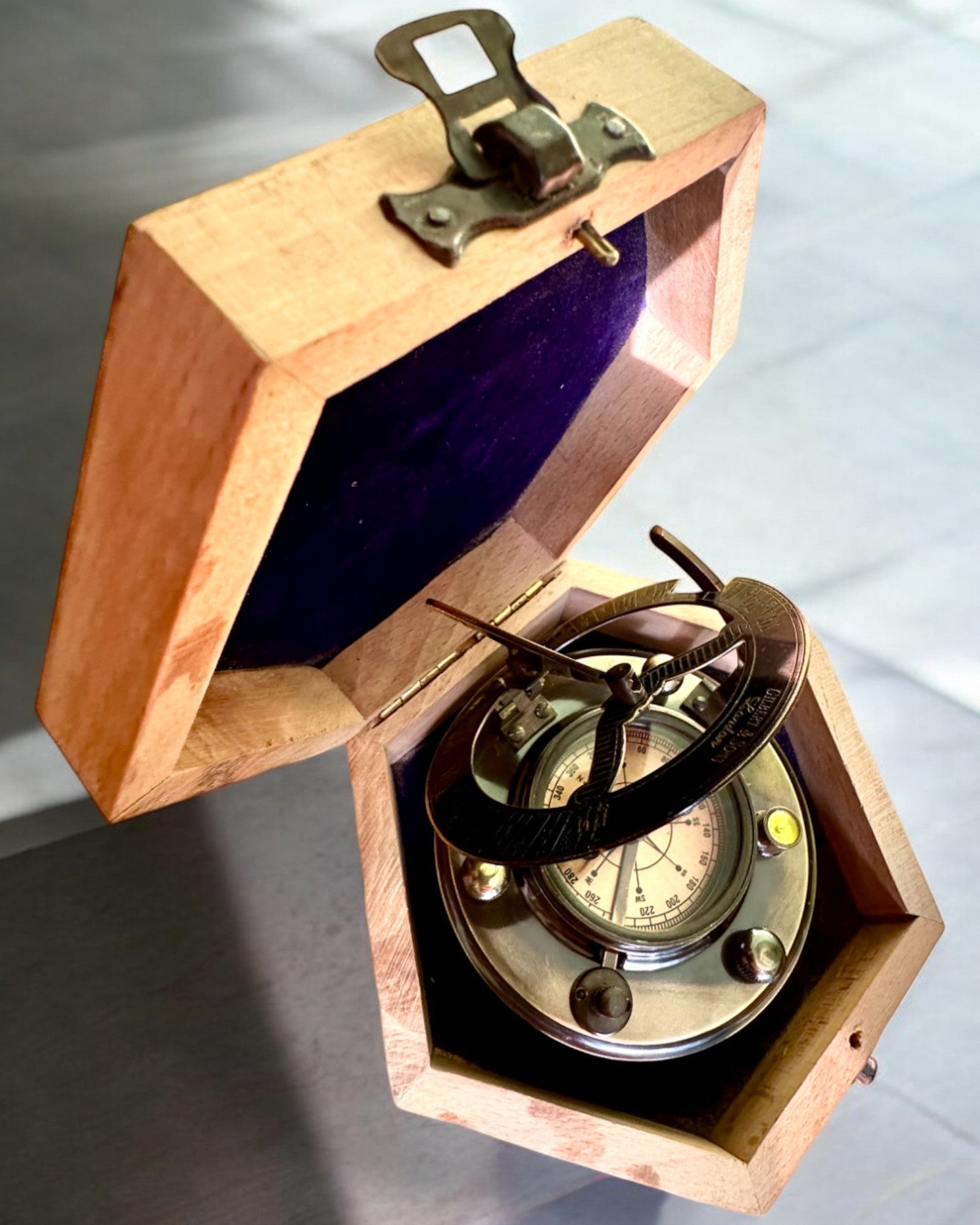 Boussole du Capitaine "Odkrywca 2" - possibilité de personnalisation avec gravure pour cadeau, 2 variantes de couleur au choix