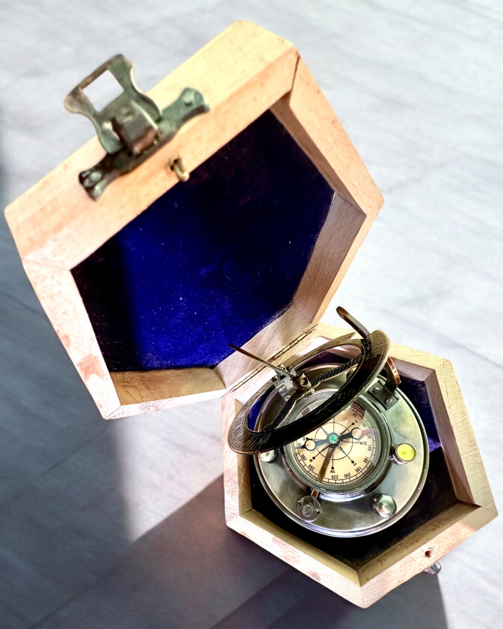 Boussole du Capitaine "Odkrywca 2" - possibilité de personnalisation avec gravure pour cadeau, 2 variantes de couleur au choix